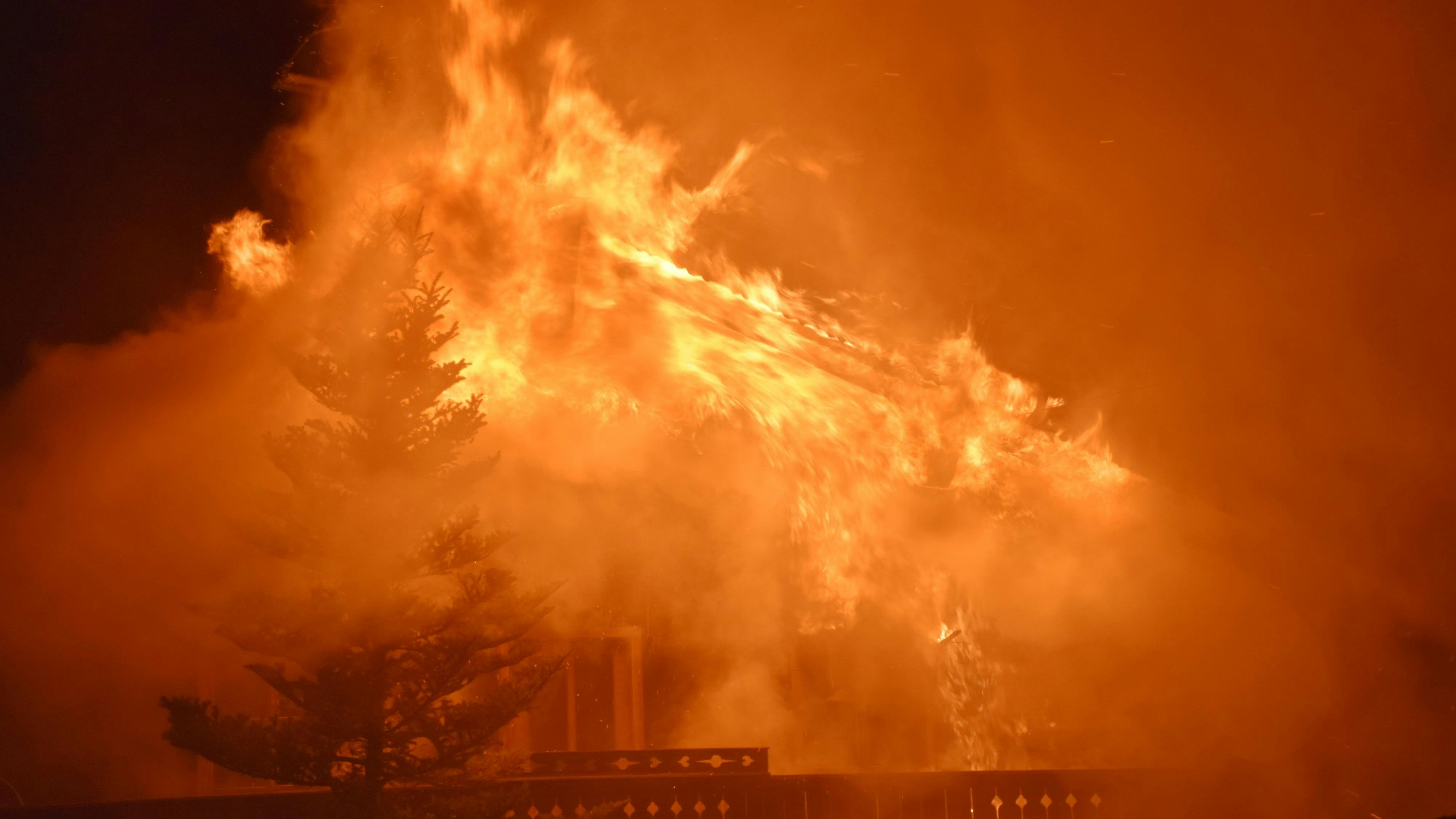 Heute.at - Großeinsatz in Ried im Zillertal! Wohnhäuser in Flammen