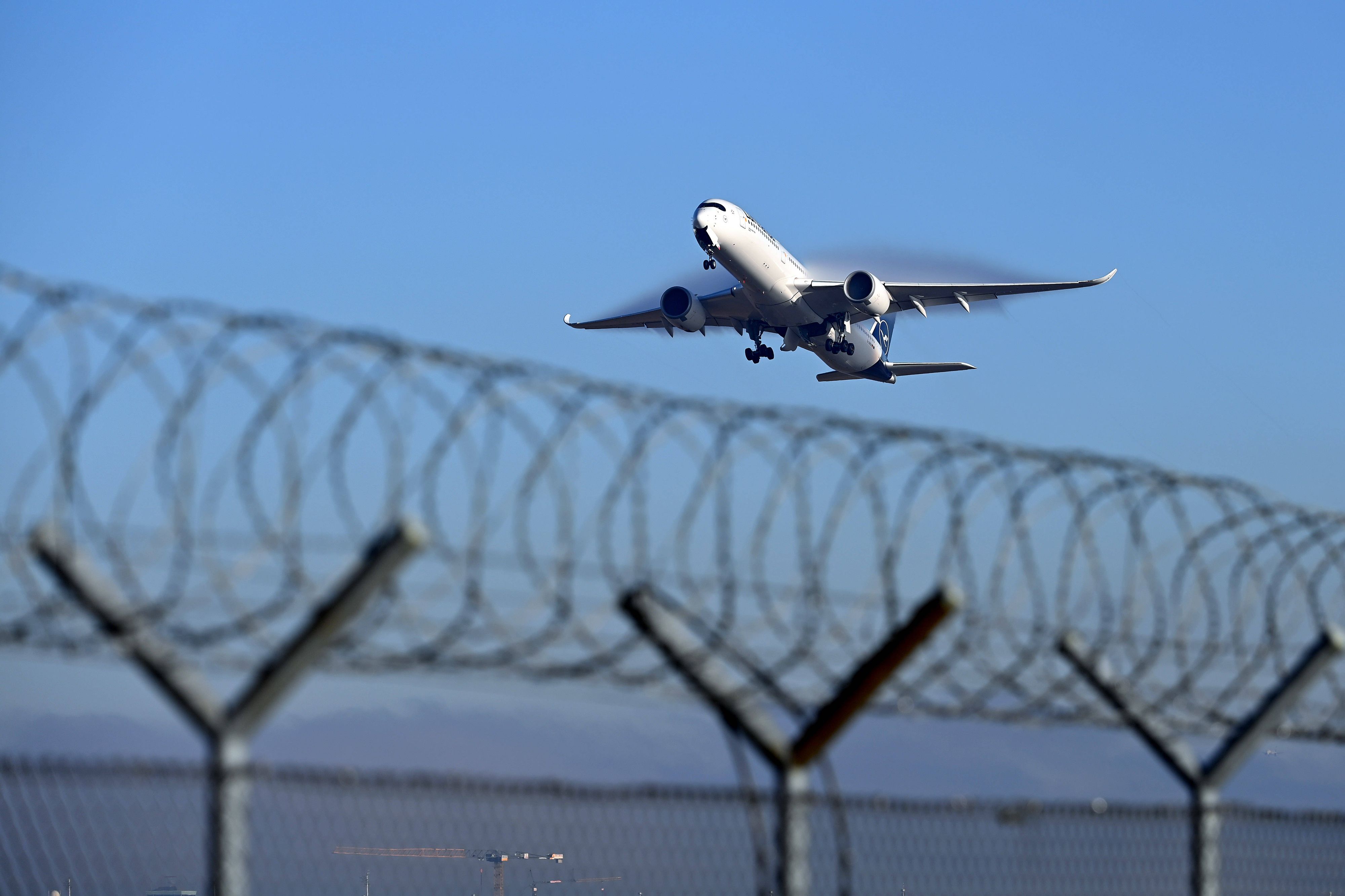 Das Flugzeug hob ohne Mutter und Tochter ab.