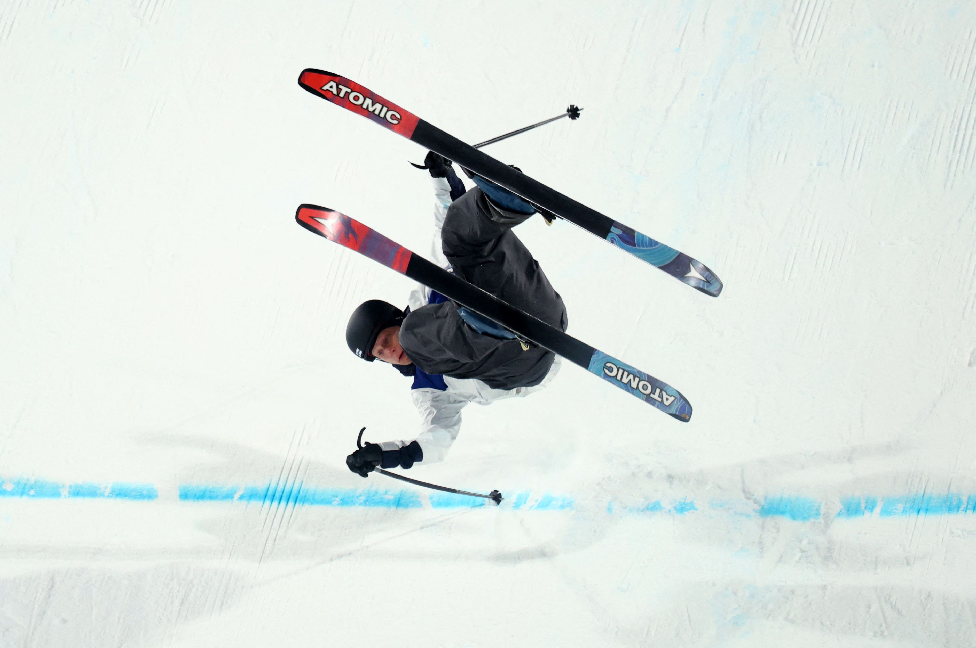 Elias Lajunen krachte mit dem Rücken auf die Piste.