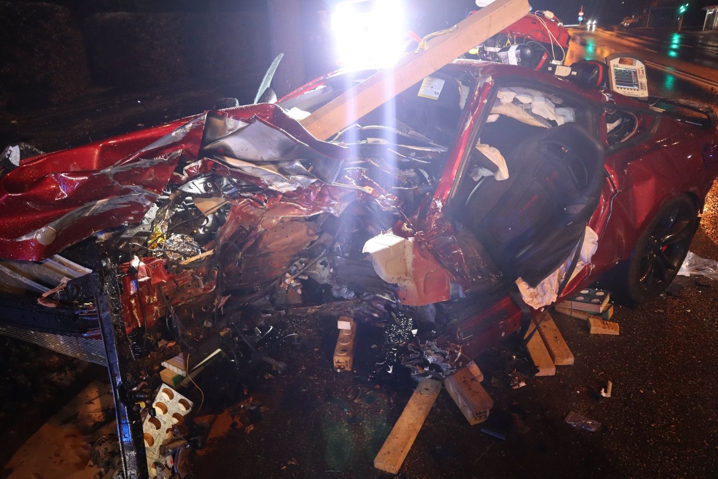 Der Sportwagen wurden bei der schweren Kollision völlig zerstört.