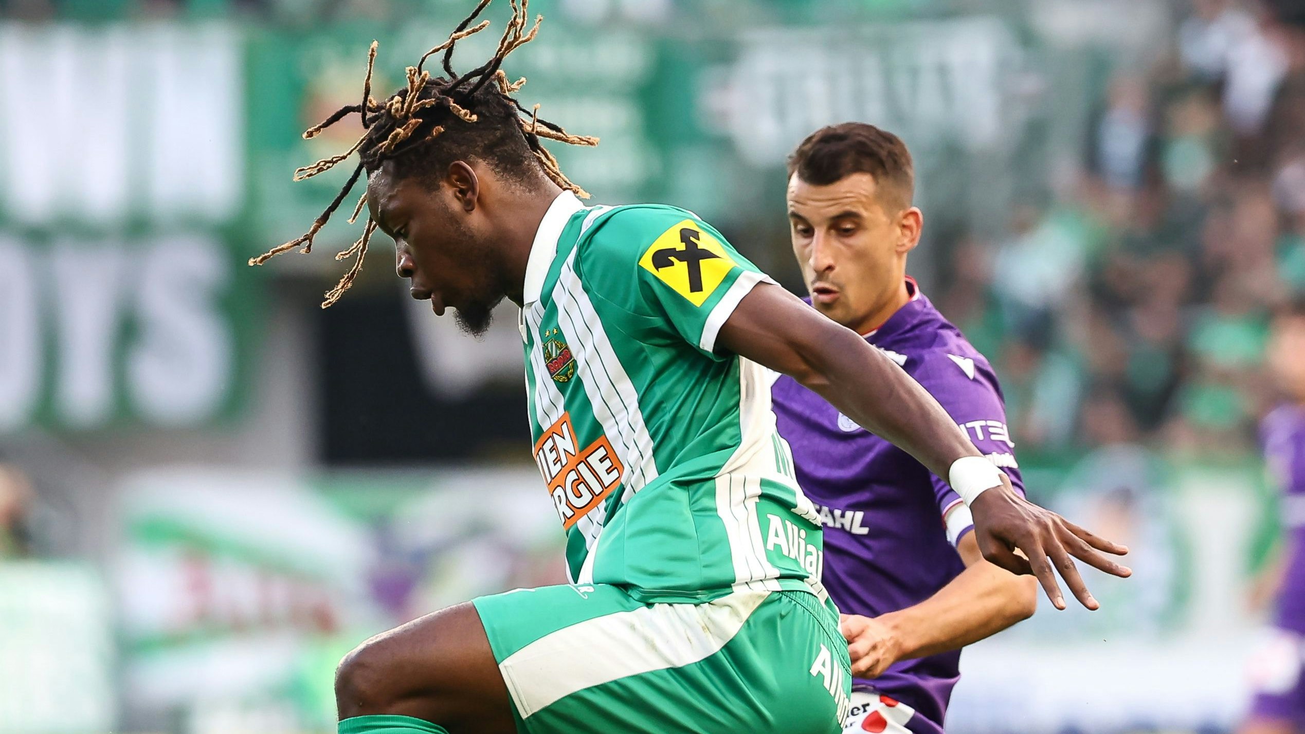 A,28.SEP.25 - SOCCER - ADMIRAL Bundesliga, SK Rapid Wien vs FK Austria Wien. Image shows Martin Ndzie (Rapid) and Manfred Fischer (A.Wien). Photo: GEPA pictures/ Armin Rauthner