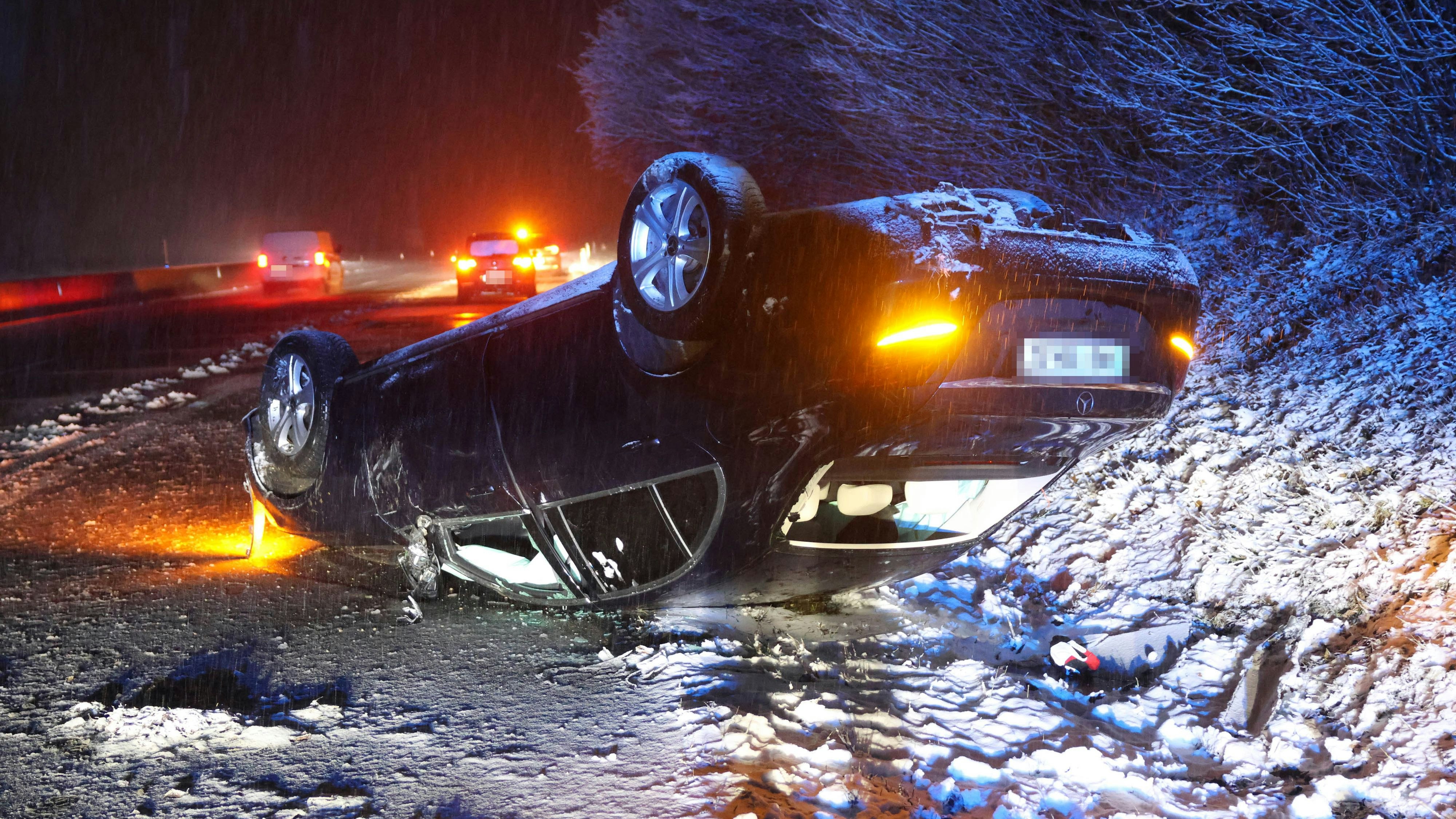 Heute.at - Mercedes-Fahrer überschlägt sich auf Westautobahn