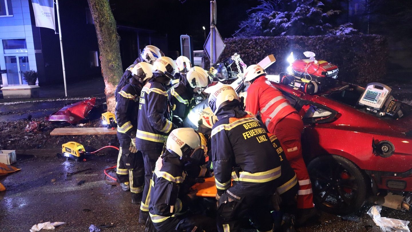 Die alarmierte Berufsfeuerwehr Linz befreite den 27-jährigen Unfalllenker.