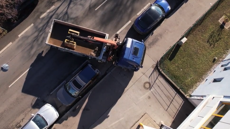 LKW kommen kaum zwischen den parkenden Autos durch.