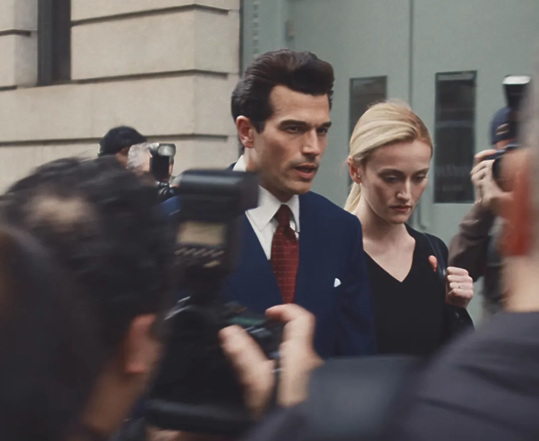 In „Love Story“ schlüpft Sarah Pidgeon (29) in die Rolle von Carolyn Bessette und Paul Anthony Kelly (37) spielt John F. Kennedy Jr. – und erzählen damit eine der bekanntesten und tragischsten Liebesgeschichten der USA.