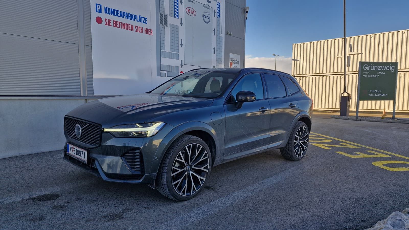 Volvo XC60 T6: 350 PS Systemleistung sorgen für sportliche Beschleunigungswerte.