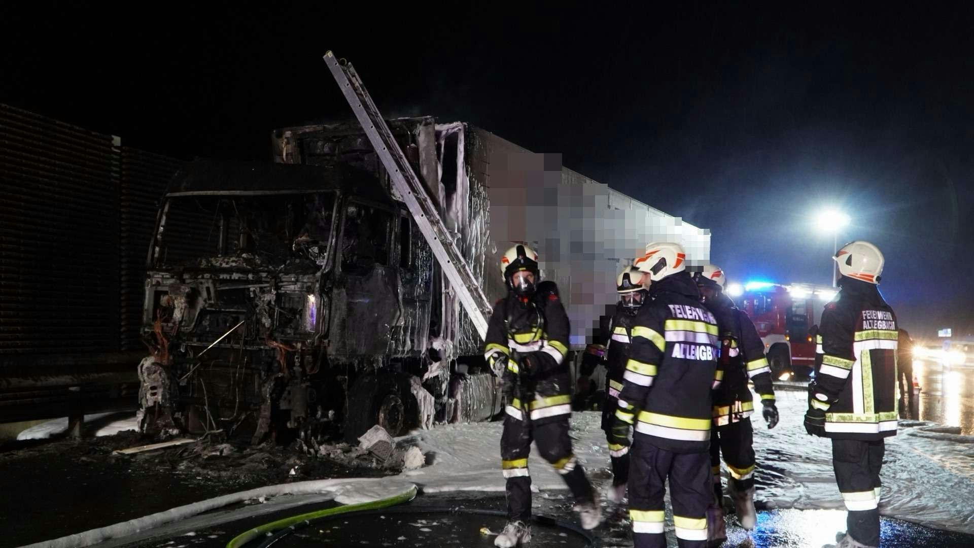 Heute.at - Lkw geht auf Westautobahn plötzlich in Flammen auf