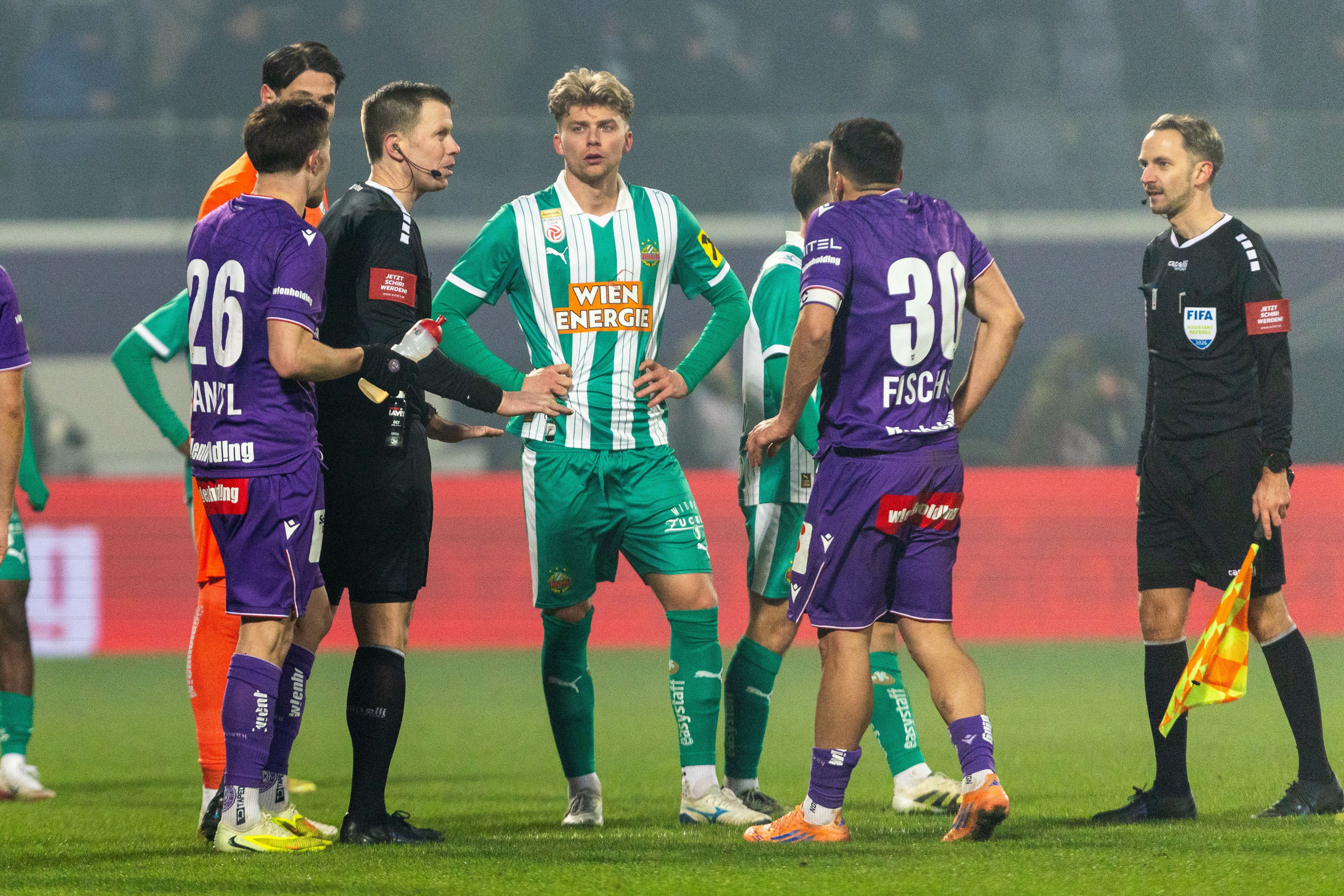 Schiedsrichter Hameter unterbrach die Partie.