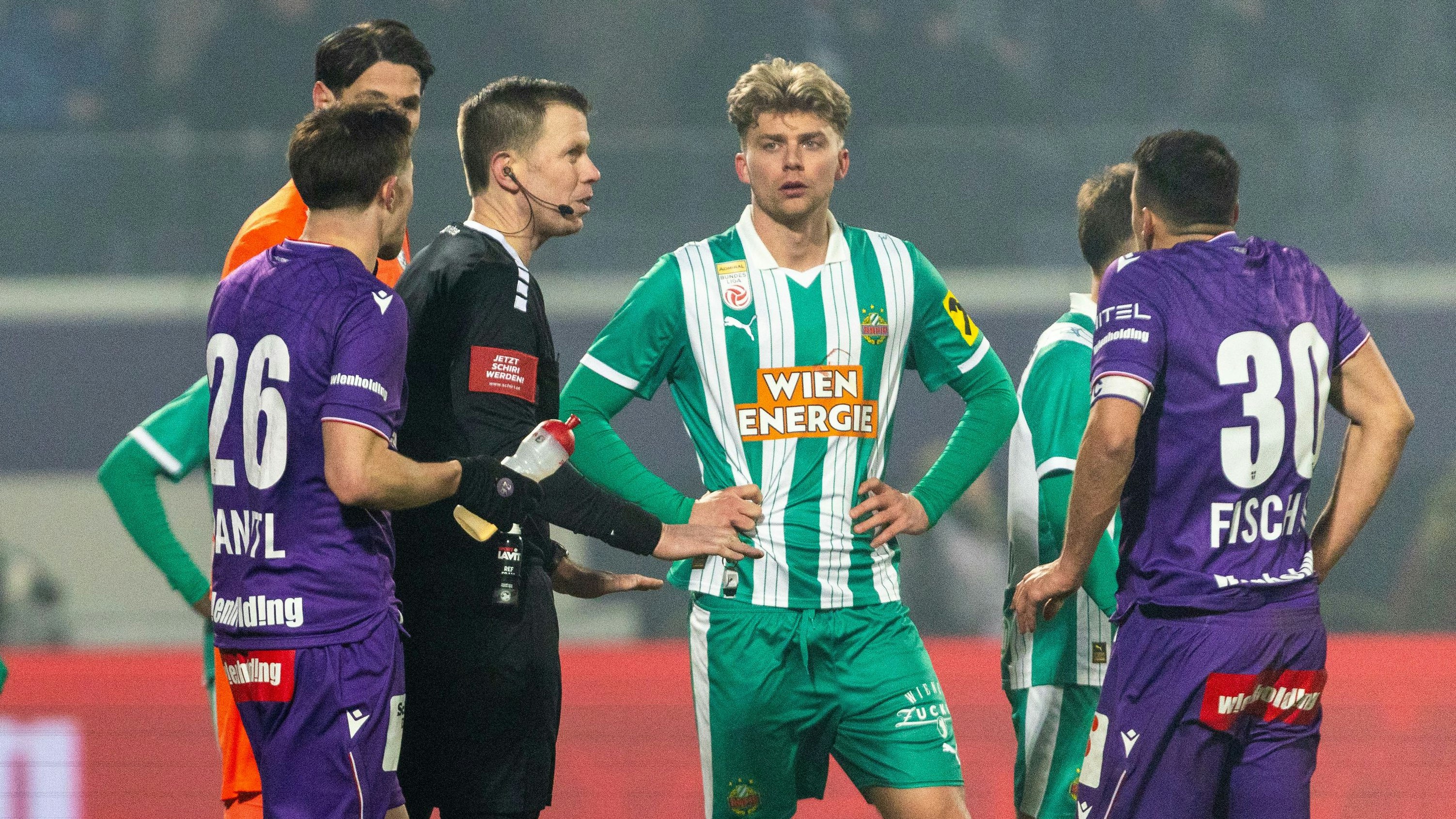 Schiedsrichter Hameter unterbrach die Partie.