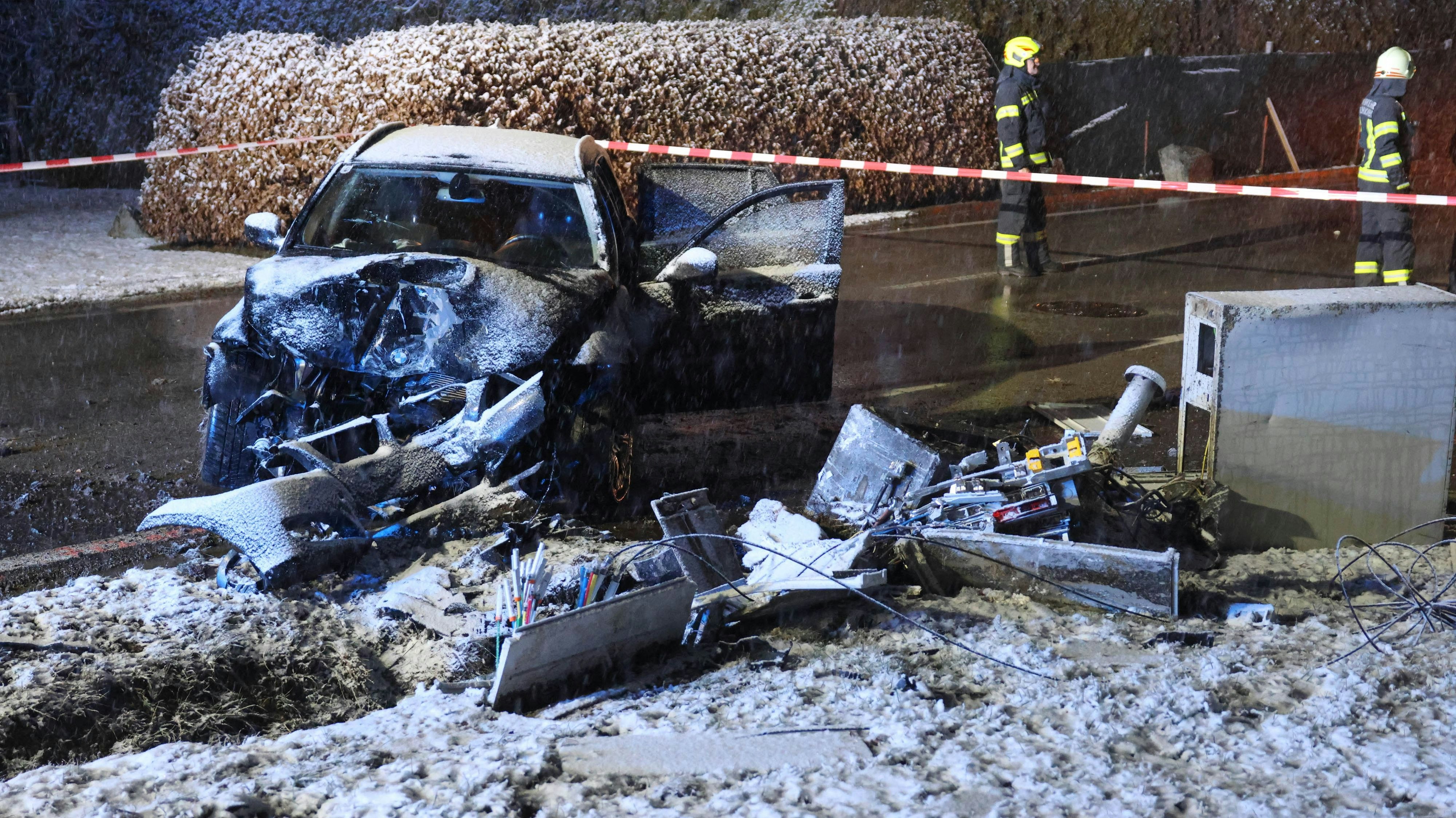Heute.at - BMW donnert gegen mehrere Schalt- und Verteilerschränke