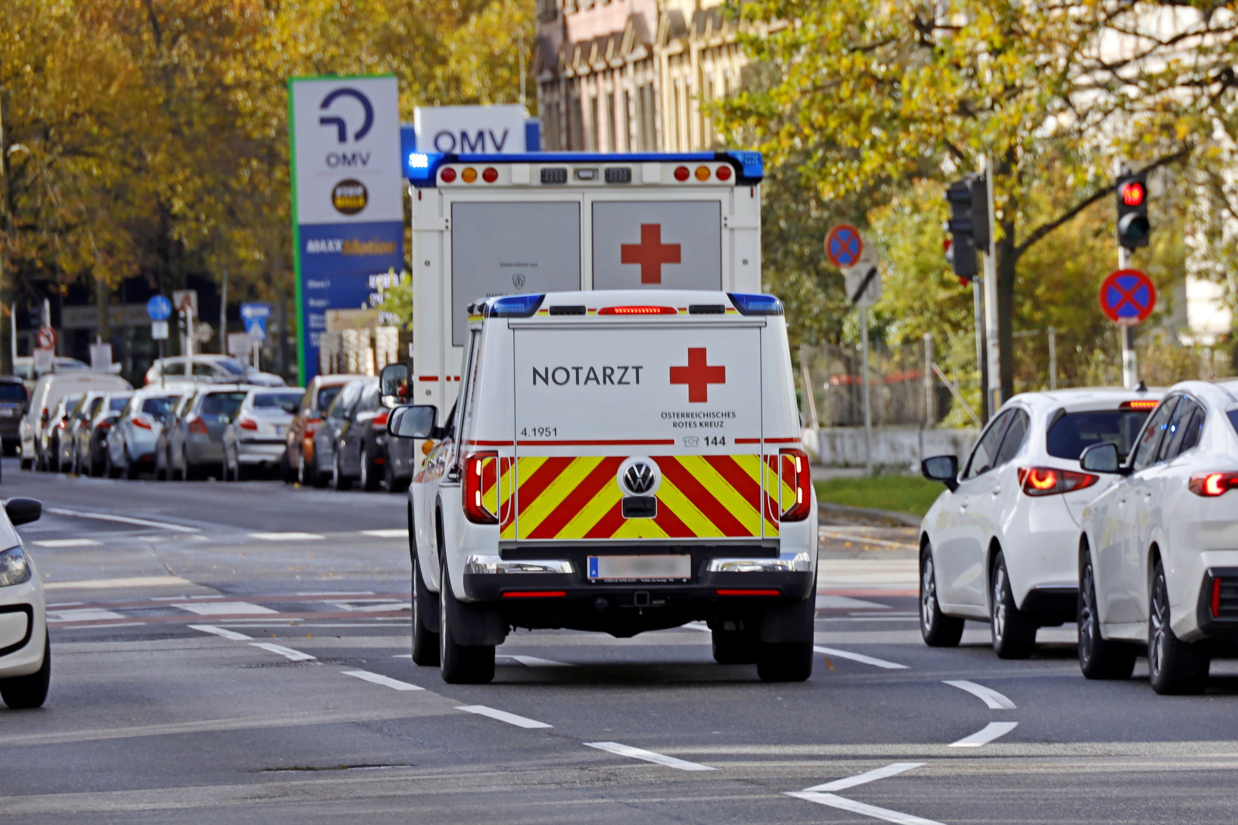 Rettung und Notarzt kämpften um das Leben des Steirers – doch drei Spitäler lehnten die Aufnahme ab.