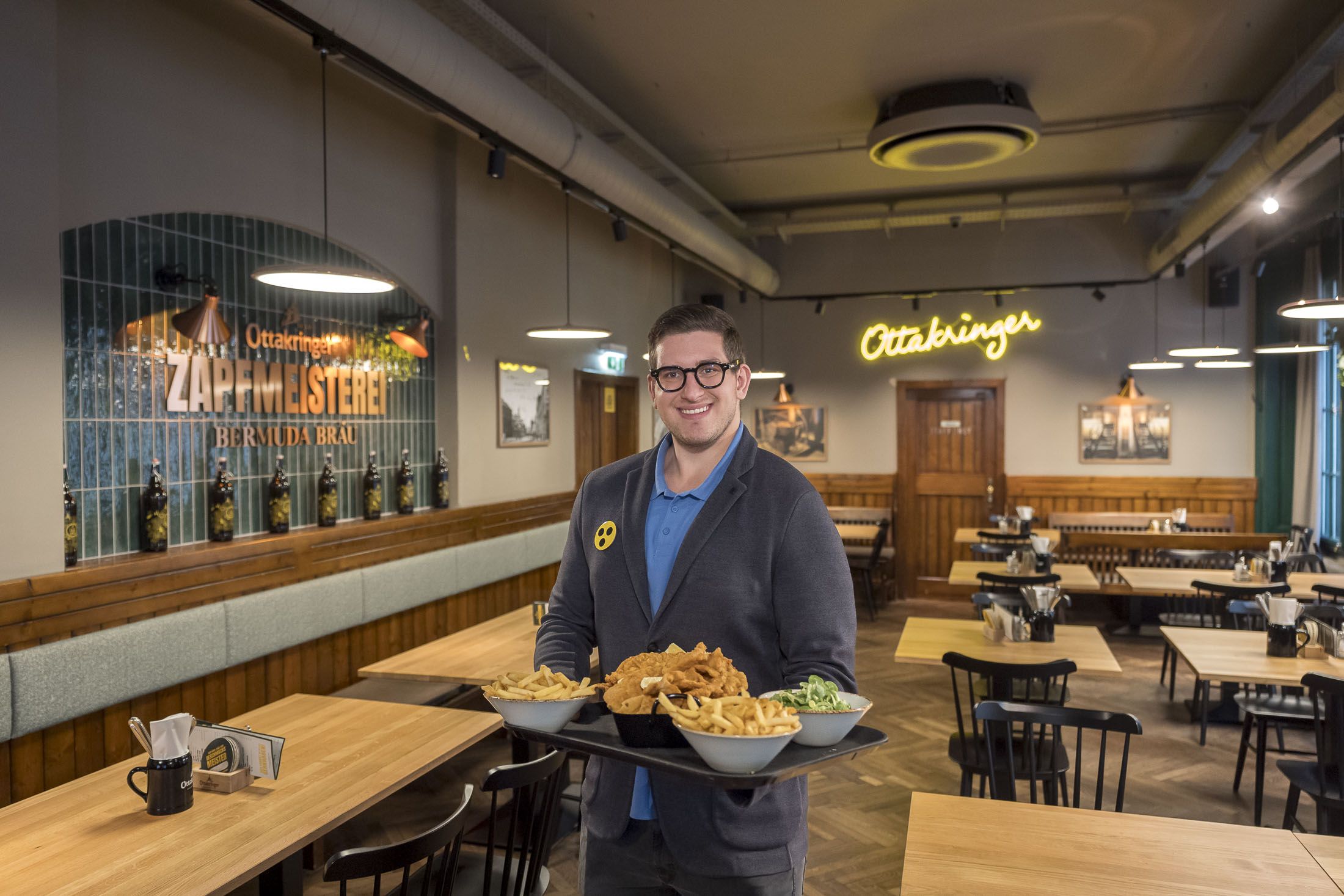 Gastronom Moritz Huth präsentiert die XXL-Schnitzel in der Zapfmeisterei im Bermuda Bräu.