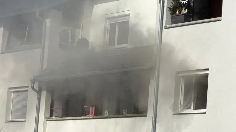 Am Sonntag kam es in einem Mehrparteienhaus zu einem Küchenbrand. Sieben Personen erlitten Rauchgasvergiftungen. 