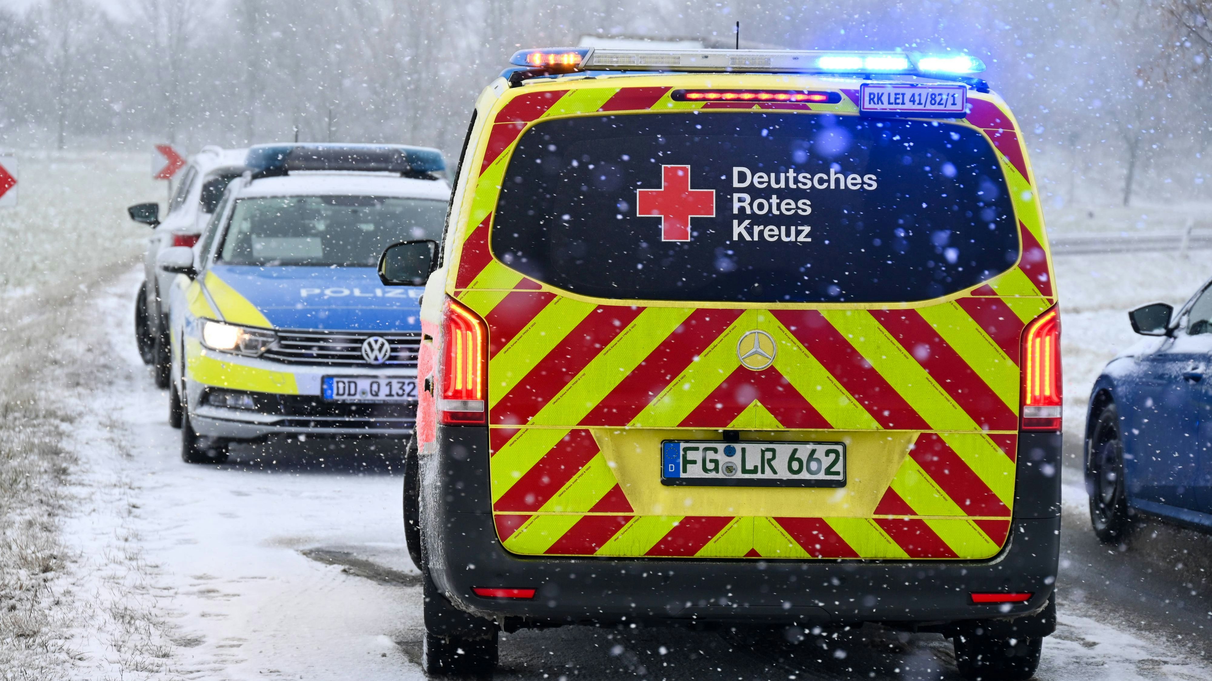 Leisnig - Autofahrer kommt bei Schnee und Glätte von S34 ab: Auto überschlägt sich und bleibt auf Dach liegen - ein Verletzter 13.02.2025 gegen 14.30 Uhr S34, zwischen Großweitzschen und Leisnig am Abzweig Naunhof Das Winterwetter sorgt am Donnerstag auch im Landkreis Mittelsachsen für erhebliche Verkehrsbehinderungen. Zu einem Glätteunfall kam es unter anderem auf der S34 unweit von Leisnig. Nach ersten Angaben der Polizei war der Fahrer eines Dacia auf der Staatstraße unterwegs, als er in einer leichten Kurve am Abzweig nach Naunhof bei Glätte ins Rutschen kam, in den Seitengraben abkam und dort auf dem Dach zum Liegen kam. Der Fahrer wurde verletzt und kam mit dem Rettungsdienst in ein Krankenhaus. Die Polizei hat die Straße ge Copyright: xEHLxMedia/DietmarxThomasx 20250213_glaetteunfall-leisnig_8
