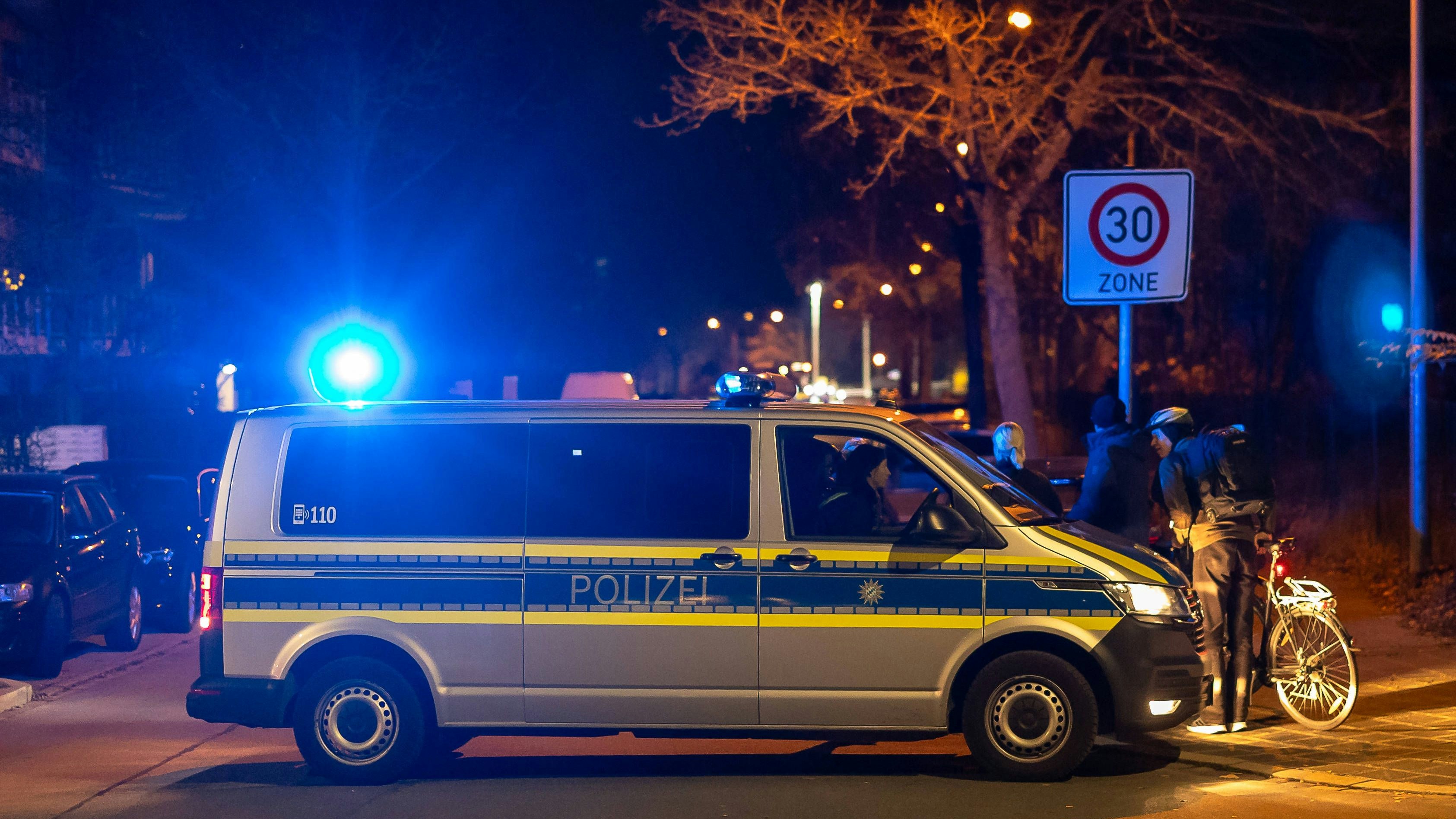 Vorbereitung auf Evakuierung nach Bombenfund in Avenariusstraße, Nürnberg, 14.11.2025 Polizeikräfte sichern einen Straßenabschnitt in der Avenariusstraße im Nürnberger Stadtteil Großreuth hinter der Veste ab. Im Rahmen des Einsatzes zur Entschärfung einer 450 Kilogramm schweren Fliegerbombe wurde eine Evakuierungszone im Umkreis von 800 Metern eingerichtet. Das Polizeifahrzeug mit eingeschaltetem Blaulicht blockiert die Zufahrt, während Personen mit Fahrrädern an der Absperrung gestoppt werden. Nürnberg Bayern Deutschland *** Preparation for evacuation after bomb found in Avenariusstraße, Nuremberg, 14 11 2025 Police forces secure a section of road in Avenariusstraße in the Großreuth district of Nuremberg behind the Veste As par 20251114-6V2A2214-M4000