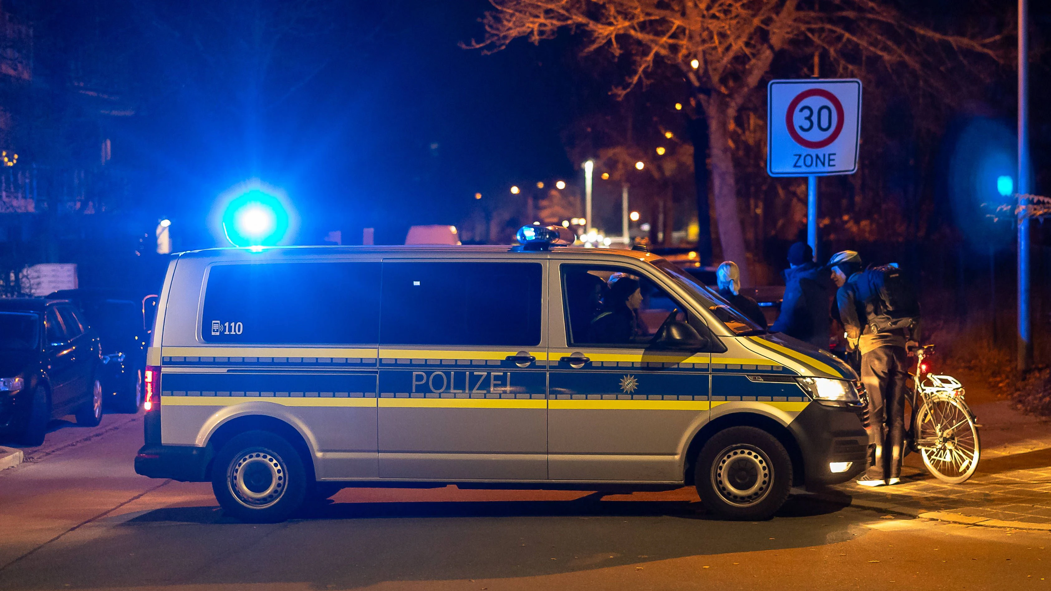 Vorbereitung auf Evakuierung nach Bombenfund in Avenariusstraße, Nürnberg, 14.11.2025 Polizeikräfte sichern einen Straßenabschnitt in der Avenariusstraße im Nürnberger Stadtteil Großreuth hinter der Veste ab. Im Rahmen des Einsatzes zur Entschärfung einer 450 Kilogramm schweren Fliegerbombe wurde eine Evakuierungszone im Umkreis von 800 Metern eingerichtet. Das Polizeifahrzeug mit eingeschaltetem Blaulicht blockiert die Zufahrt, während Personen mit Fahrrädern an der Absperrung gestoppt werden. Nürnberg Bayern Deutschland *** Preparation for evacuation after bomb found in Avenariusstraße, Nuremberg, 14 11 2025 Police forces secure a section of road in Avenariusstraße in the Großreuth district of Nuremberg behind the Veste As par 20251114-6V2A2214-M4000