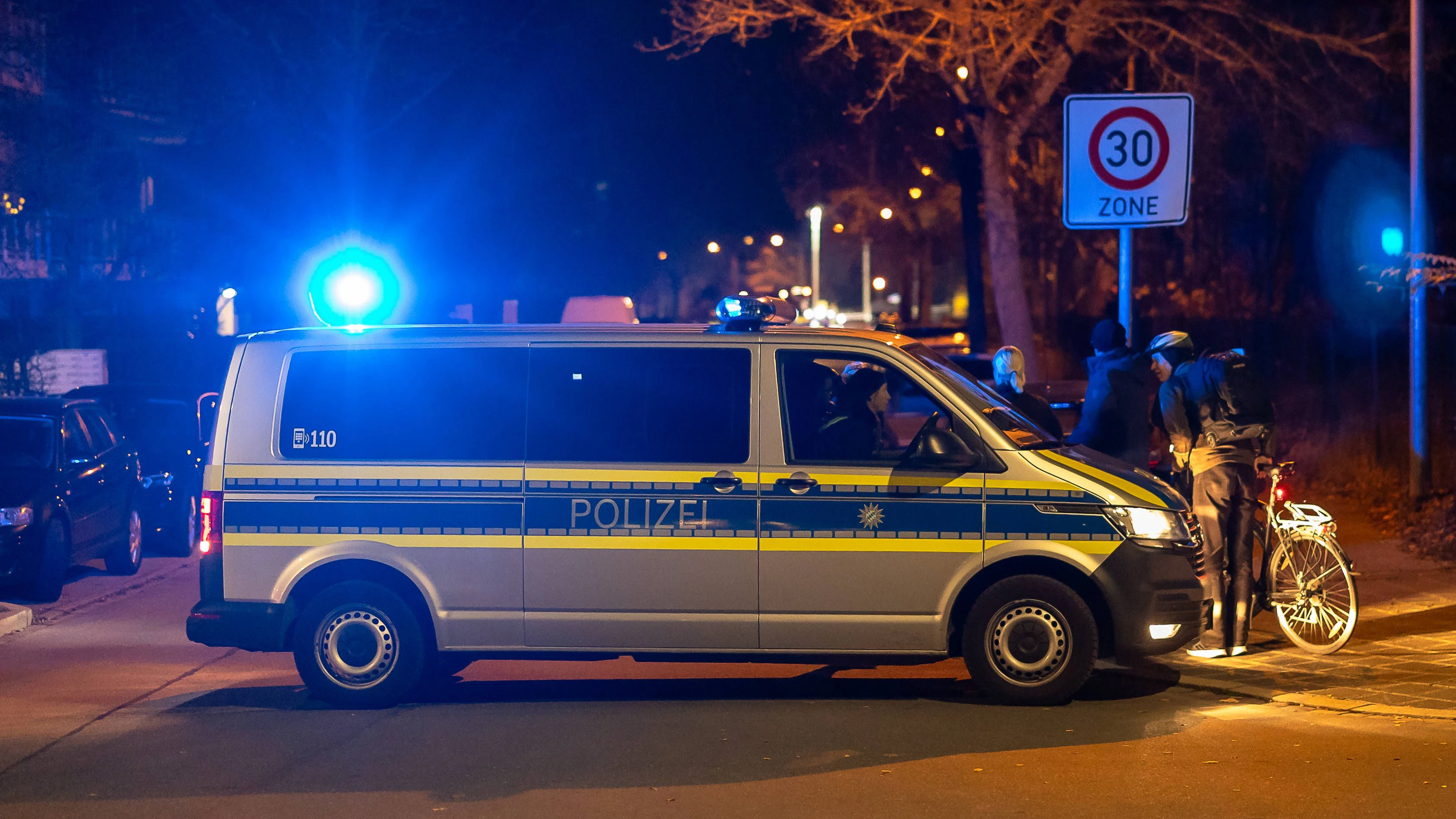 Vorbereitung auf Evakuierung nach Bombenfund in Avenariusstraße, Nürnberg, 14.11.2025 Polizeikräfte sichern einen Straßenabschnitt in der Avenariusstraße im Nürnberger Stadtteil Großreuth hinter der Veste ab. Im Rahmen des Einsatzes zur Entschärfung einer 450 Kilogramm schweren Fliegerbombe wurde eine Evakuierungszone im Umkreis von 800 Metern eingerichtet. Das Polizeifahrzeug mit eingeschaltetem Blaulicht blockiert die Zufahrt, während Personen mit Fahrrädern an der Absperrung gestoppt werden. Nürnberg Bayern Deutschland *** Preparation for evacuation after bomb found in Avenariusstraße, Nuremberg, 14 11 2025 Police forces secure a section of road in Avenariusstraße in the Großreuth district of Nuremberg behind the Veste As par 20251114-6V2A2214-M4000