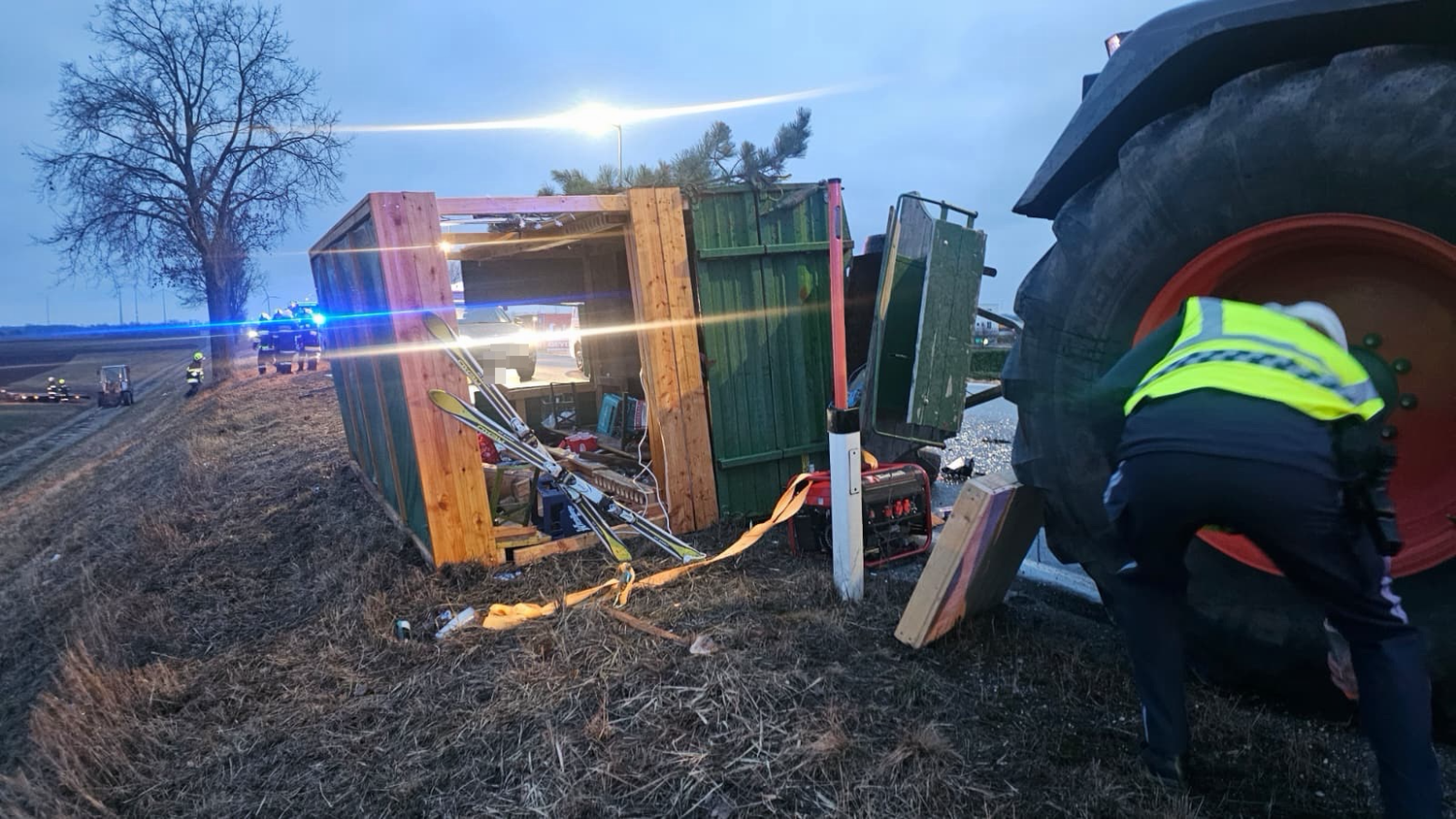 Verkehrsunfall mit zwei Pkw und Traktorgespann im Bezirk Mistelbach 