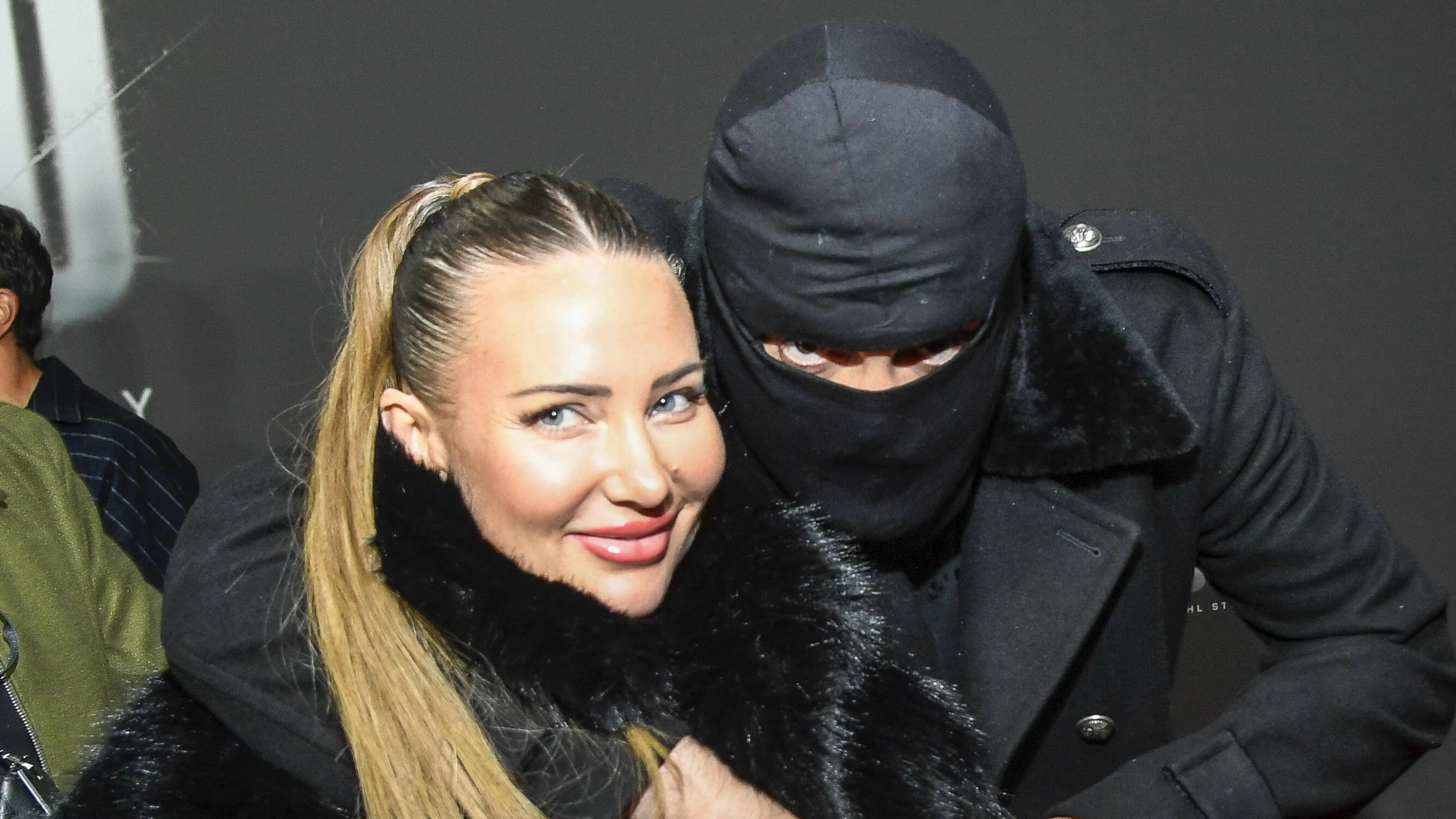 abb/Haftbefehl- Nina Anhan mit Aykut Anhan mit Sturmhaube zu Gast auf dem roten Teppich des Special Screening Event dem Netflix Doku Highlight Babo Die Haftbefehl Story in der Astor Film Lounge am 24.10.2025in Berlin Berlin Deutschland *** abb Haftbefehl Nina Anhan with Aykut Anhan with balaclava on the red carpet of the special screening event of the Netflix documentary highlight Babo The Haftbefehl Story at the Astor Film Lounge on 24 10 2025in Berlin Berlin Germany