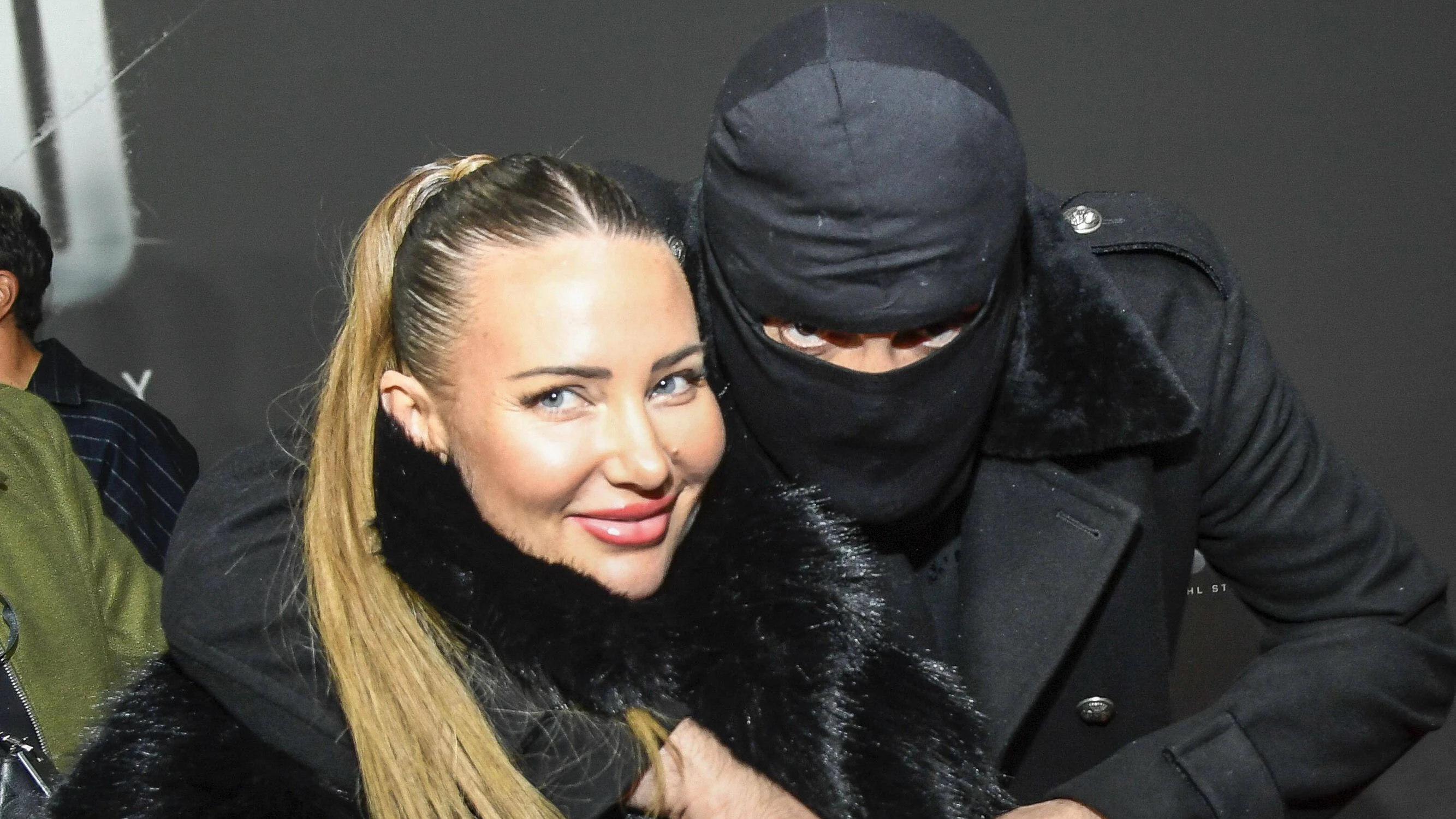 abb/Haftbefehl- Nina Anhan mit Aykut Anhan mit Sturmhaube zu Gast auf dem roten Teppich des Special Screening Event dem Netflix Doku Highlight Babo Die Haftbefehl Story in der Astor Film Lounge am 24.10.2025in Berlin Berlin Deutschland *** abb Haftbefehl Nina Anhan with Aykut Anhan with balaclava on the red carpet of the special screening event of the Netflix documentary highlight Babo The Haftbefehl Story at the Astor Film Lounge on 24 10 2025in Berlin Berlin Germany