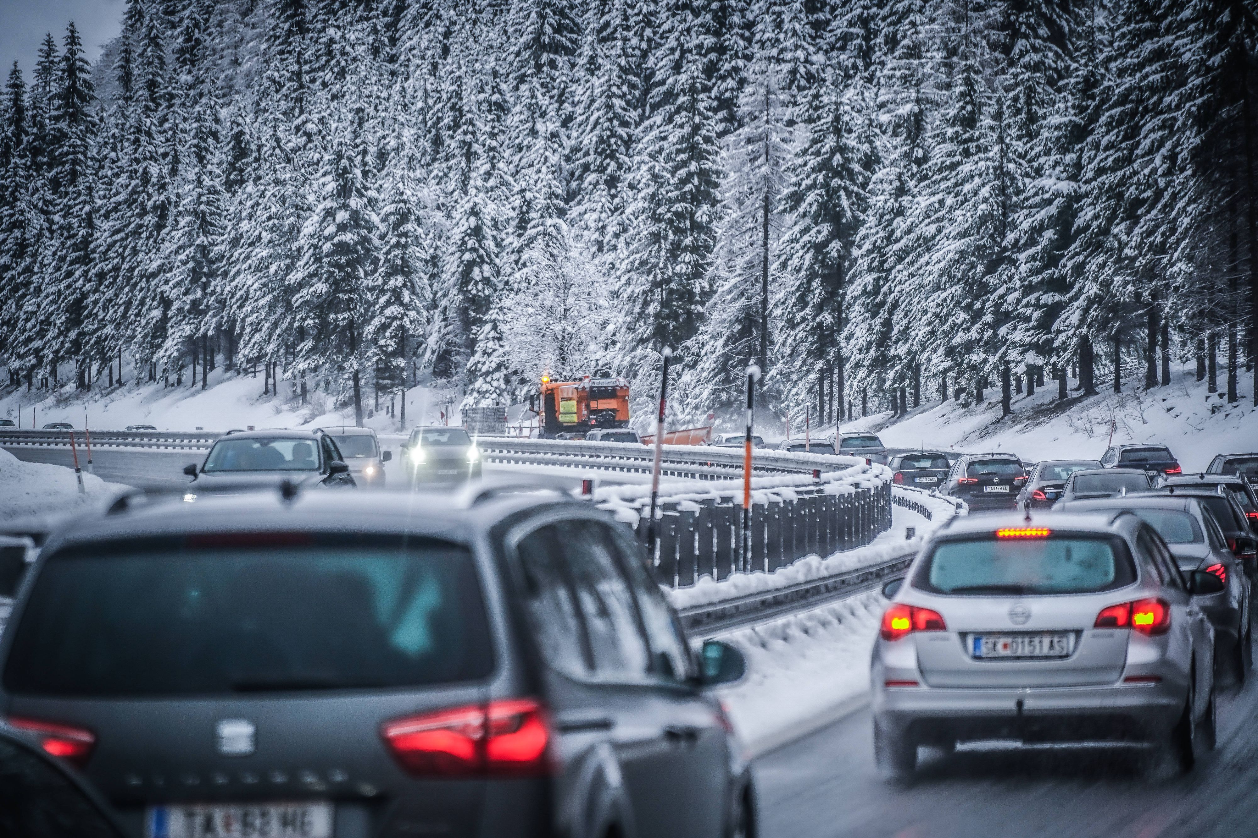 Heute.at - Schnee-Chaos! Situation dürfte sich noch verschärfen