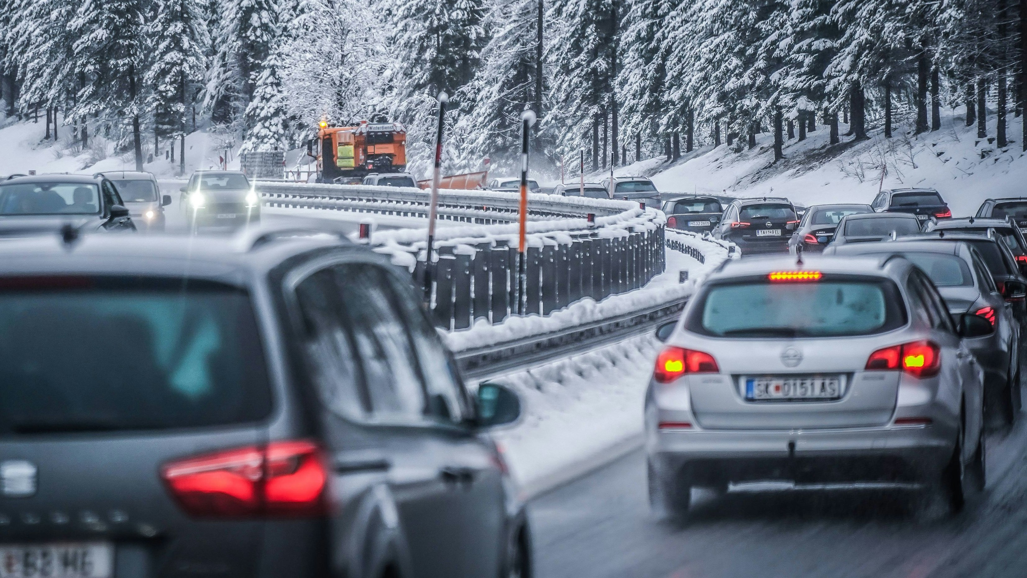 Der Winter meldet sich in weiten Teilen Österreichs zurück und sorgt für Verzögerungen auf den Straßen.