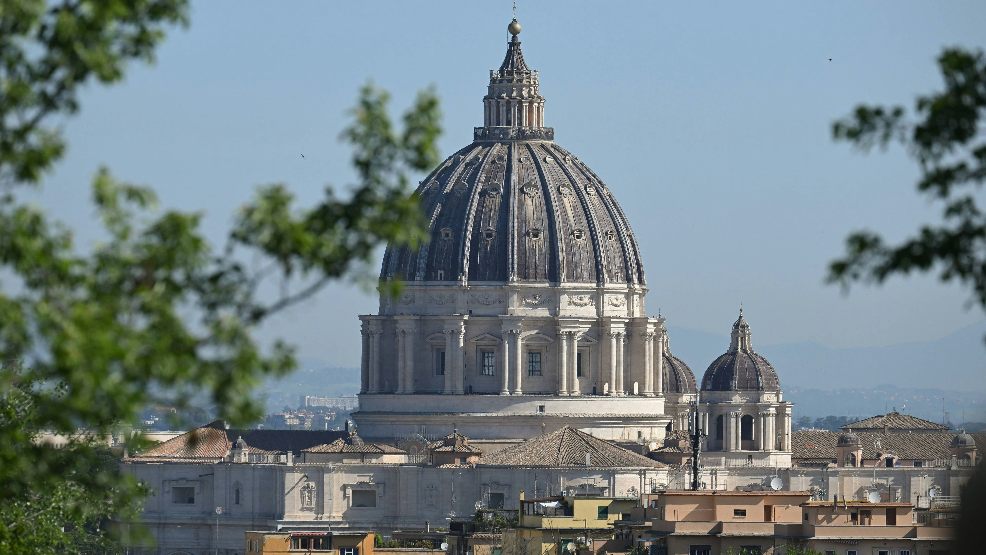 Rom, Vatikan 07.05.2025 Papstwahl / Konklave beginnt, Ansicht der Kuppel des Petersdom *** Rome, Vatican 07 05 2025 Papal election conclave begins, view of the dome of St. Peters Basilica