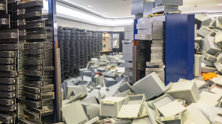 Einbrecher bohrten sich zu Weihnachten in den Tresorraum einer Bank, räumten ausgewählte Schließfächer aus, verschwanden spurlos. Im Millionen-Coup von Gelsenkirchen sind viele Fragen ungeklärt. Aber die Hinweise verdichten sich, dass es einen Helfer im Institut gab.