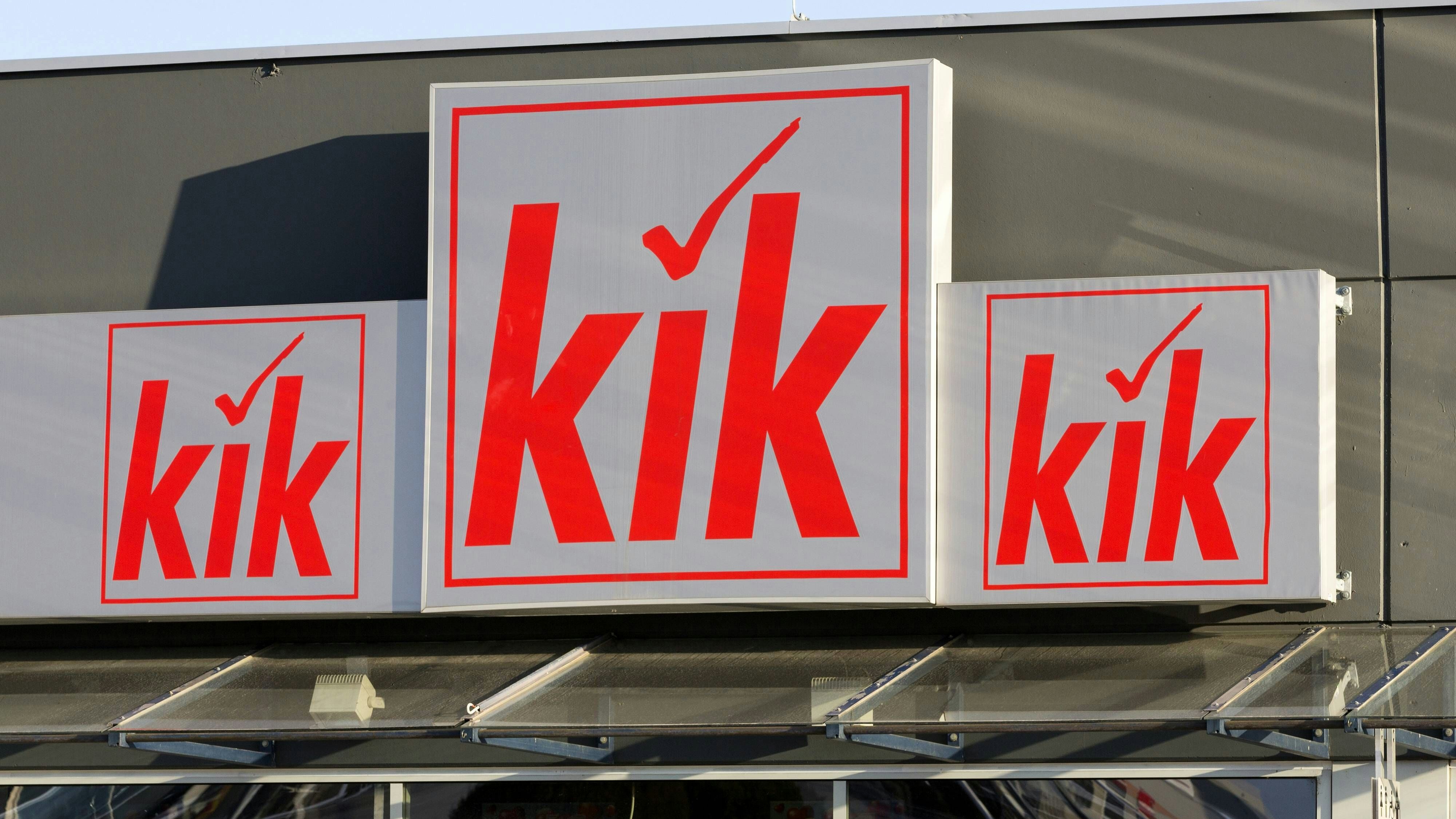 Der Textildiskonter KiK wird in Österreich neun Filialen schließen.