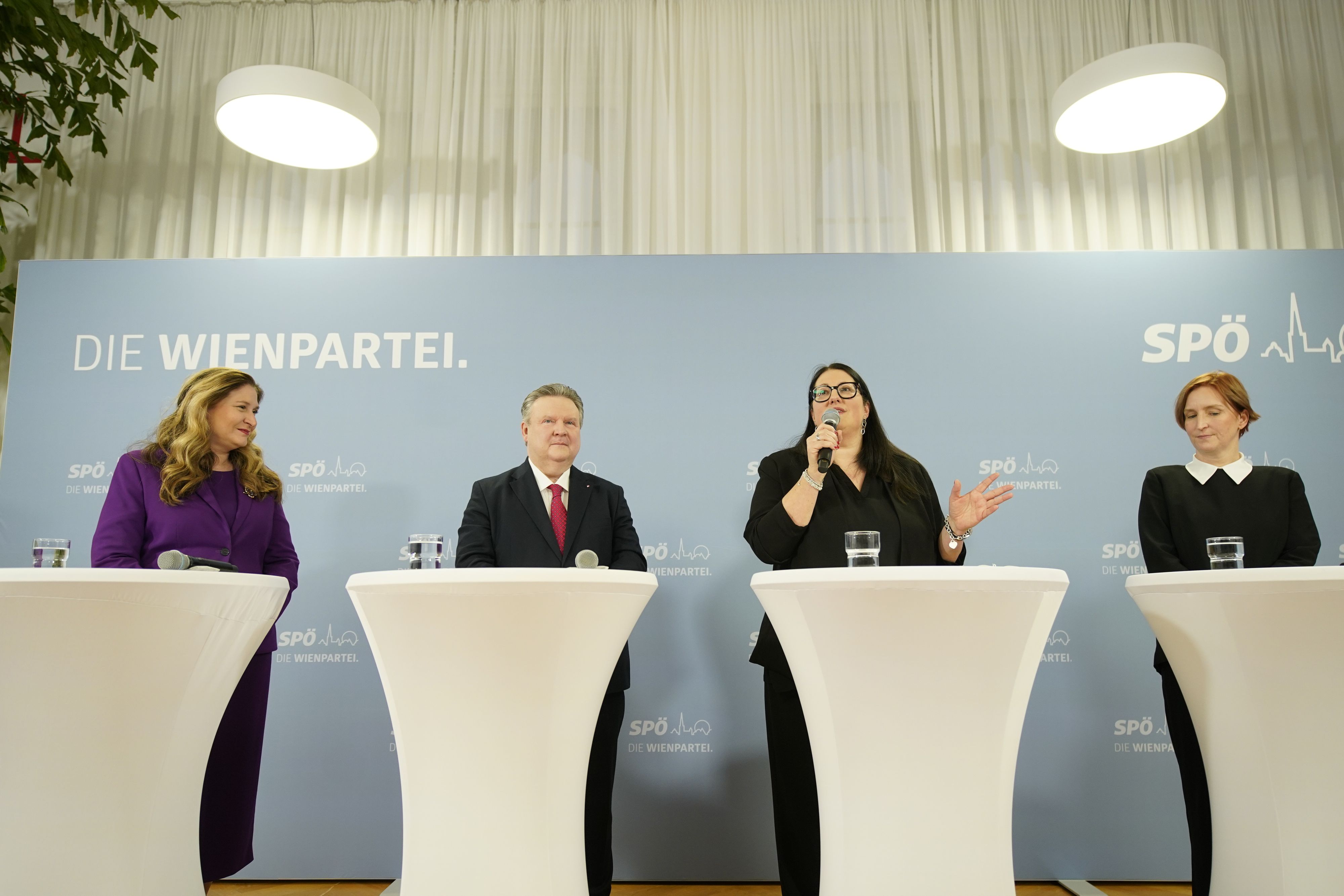Stadträtin Kathrin Gaál (mit dem Mikrofon) zieht sich aus der aktiven Politik zurück. Ihre Agenden als Vizebürgermeisterin werden von Finanzstadträtin Barbara Novak (li.), jene als Stadträtin für Wohn- und Frauenpolitik von der bisherigen Nationalratsabgeordneten Elke Hanel-Torsch (r.).
