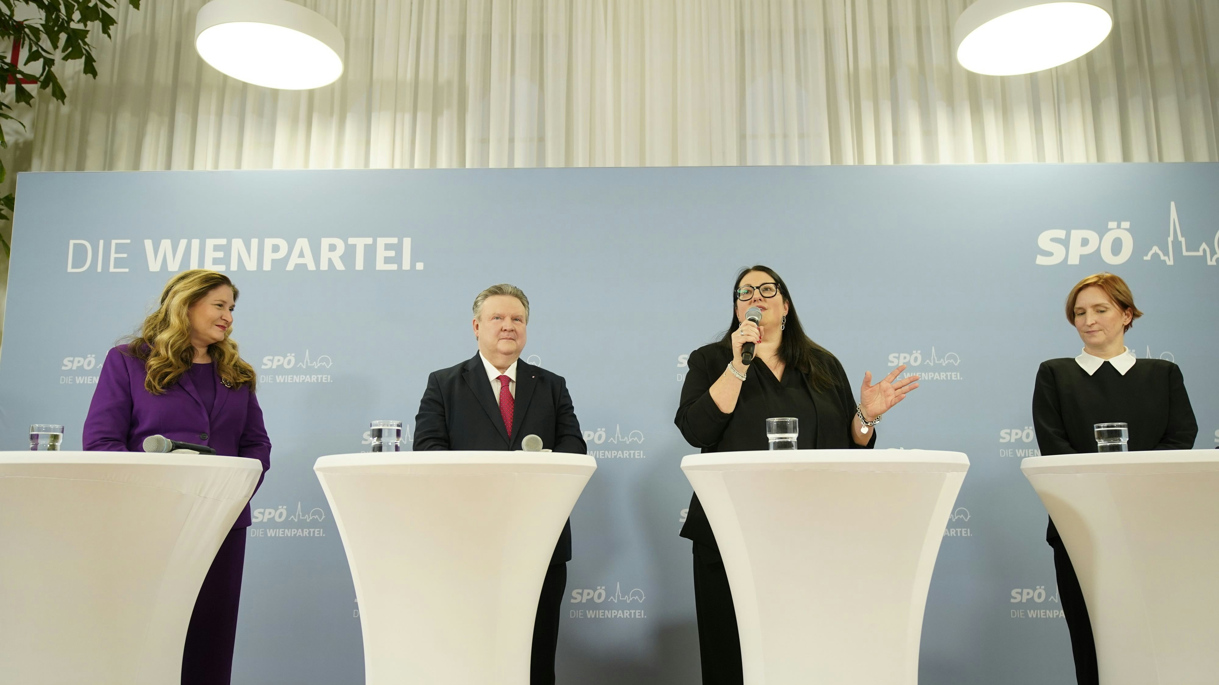 Stadträtin Kathrin Gaal (mit dem Mikrofon) zieht sich aus der aktiven Politik zurück. Ihre Agenden als Vizebürgermeisterin werden von Finanzstadträtin Barbara Novak (li.), jene als Stadträtin für Wohn- und Frauenpolitik von der bisherigen Nationalratsabgeordneten Elke Hanel-Torsch (r.).