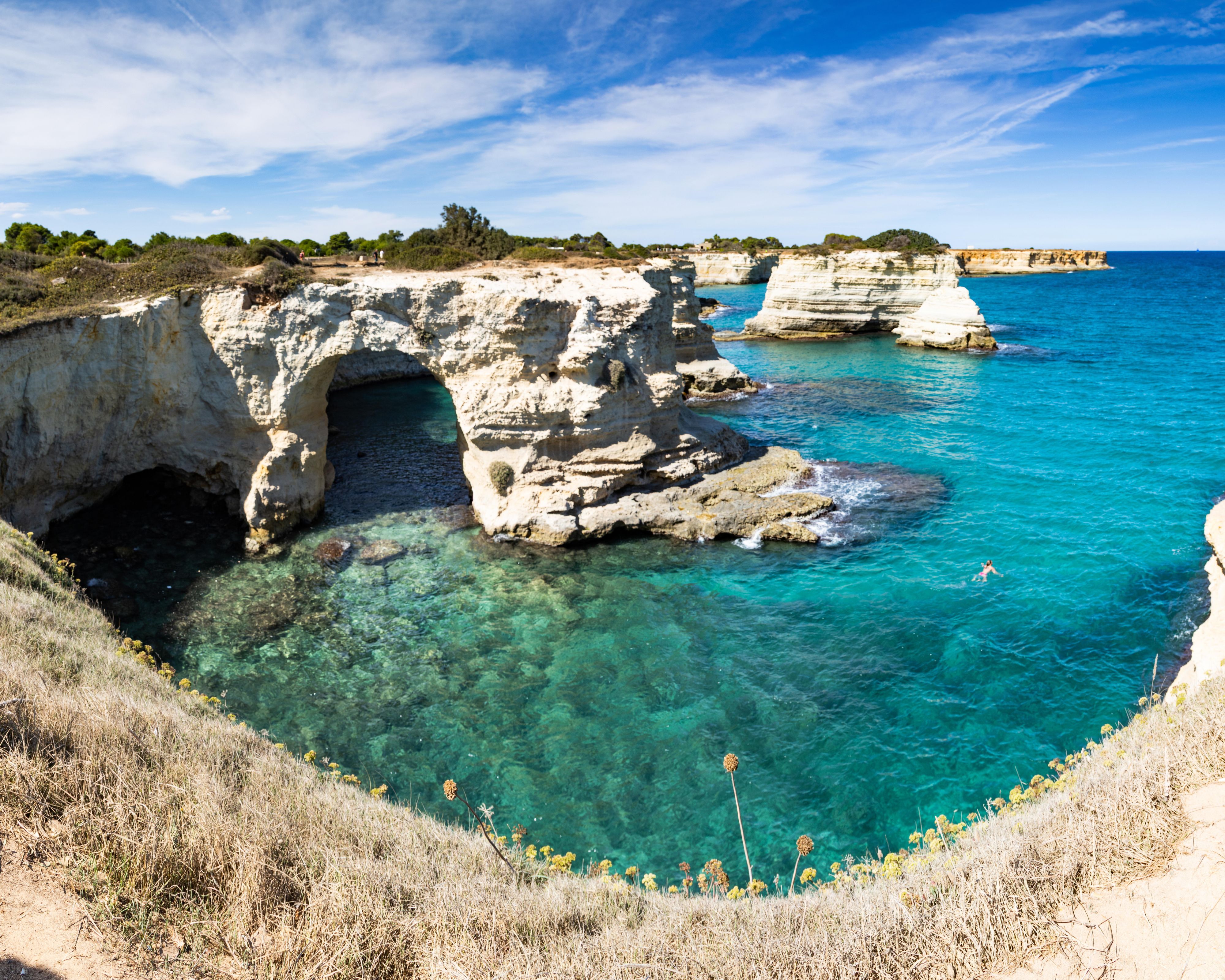 So kannte man den Liebesbogen – jetzt existiert er nicht mehr. Der Faraglioni di Sant'Andrea ist nach schweren Unwettern Mitte Februar 2026 eingestürzt.