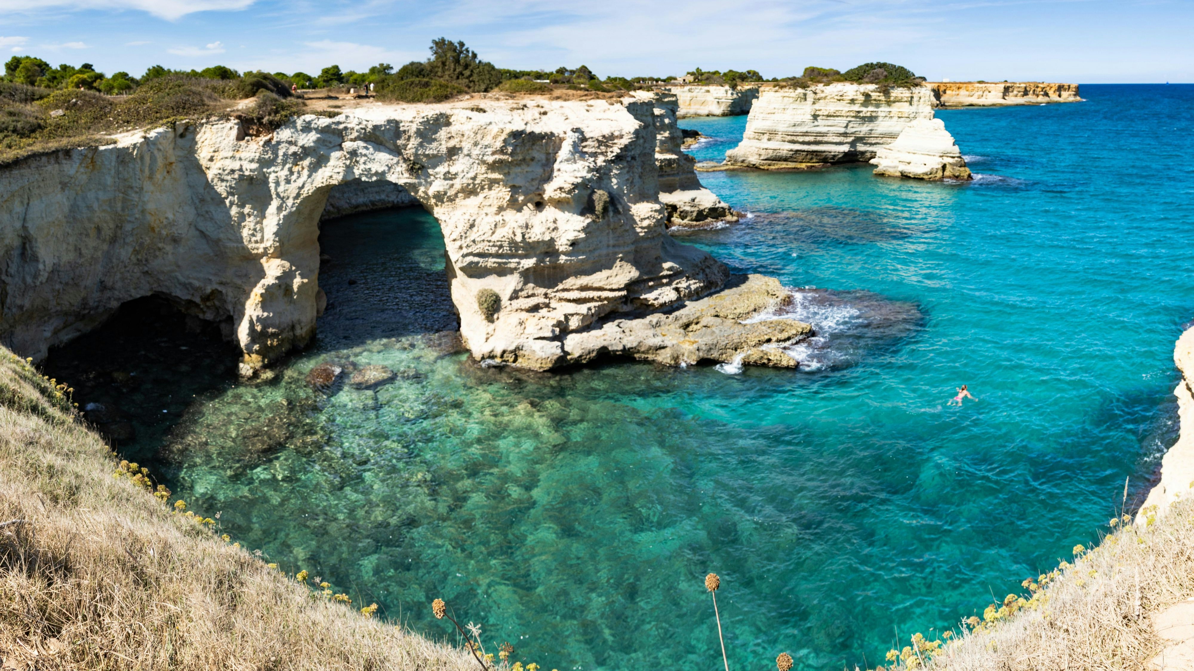 So kannte man den Liebesbogen – jetzt existiert er nicht mehr. Der Faraglioni di Sant'Andrea ist nach schweren Unwettern Mitte Februar 2026 eingestürzt.