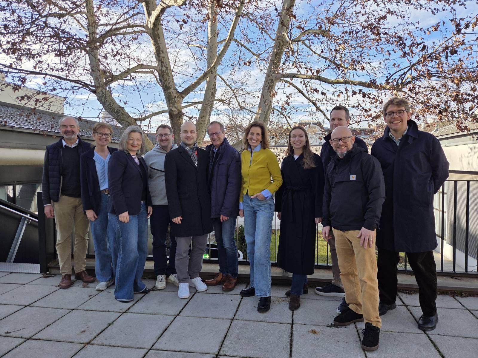 v.l.n.r.: UNOS-Landessprecher Armin Rainer, LAbg. Edith Kollermann, NAbg. Gertraud Auinger-Oberzaucher, GR Johannes Kozlik, GR Michael Astleitner, stv.-Landesparteivorsitzender Helmut Hofer-Gruber, Landesparteivorsitzende Indra Collini, NAbg. Sophie Wotschke, LGF Jonas von Einem (hinten), zukünftiger St. Pöltner GR Bernd Pinzer (vorne), GR Bernhard Lutzer