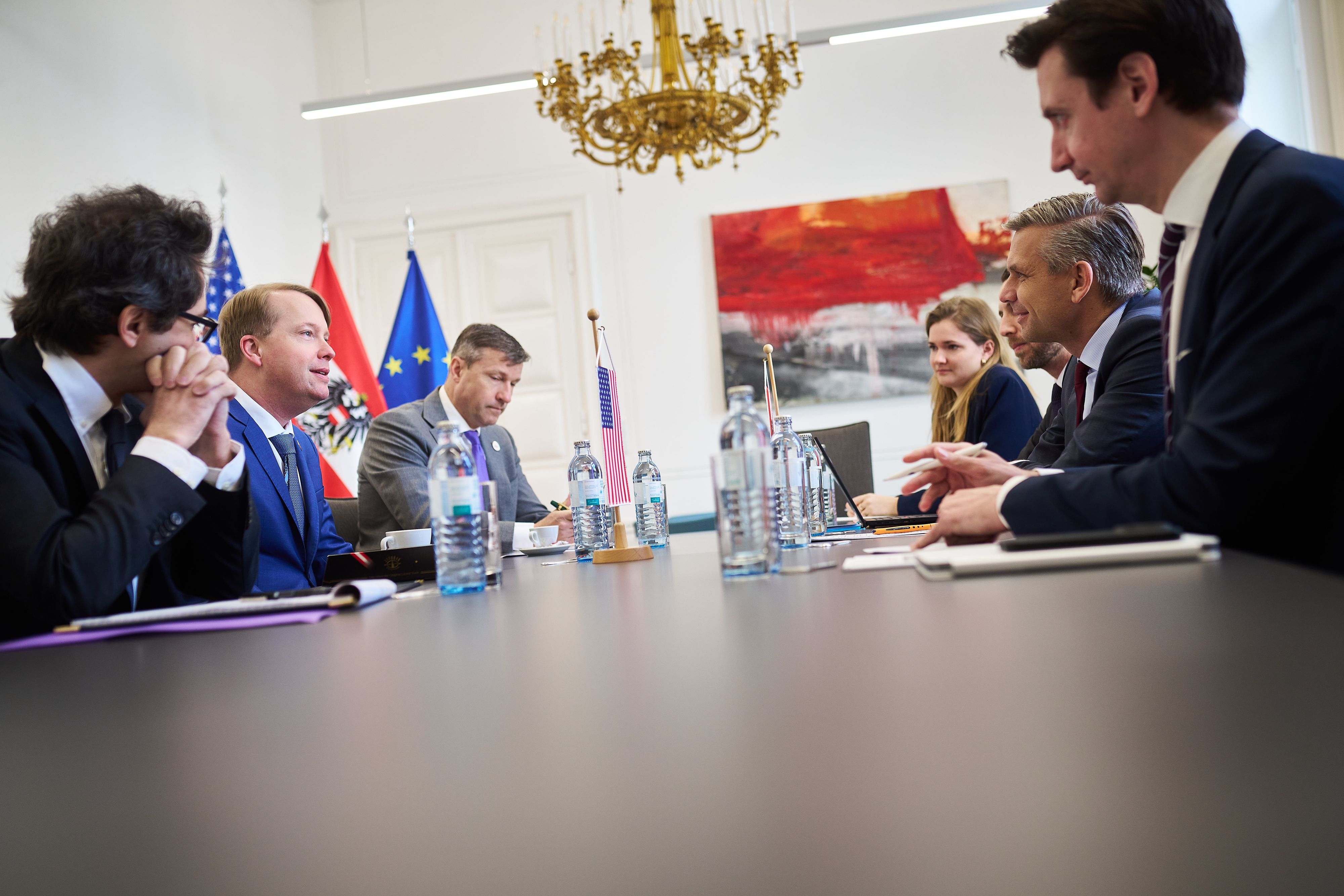 Wirtschaftsminister Wolfgang Hattmannsdorfer (ÖVP) hat den US-Botschafter Arthur Graham Fisher zu seinem Antrittsbesuch empfangen.