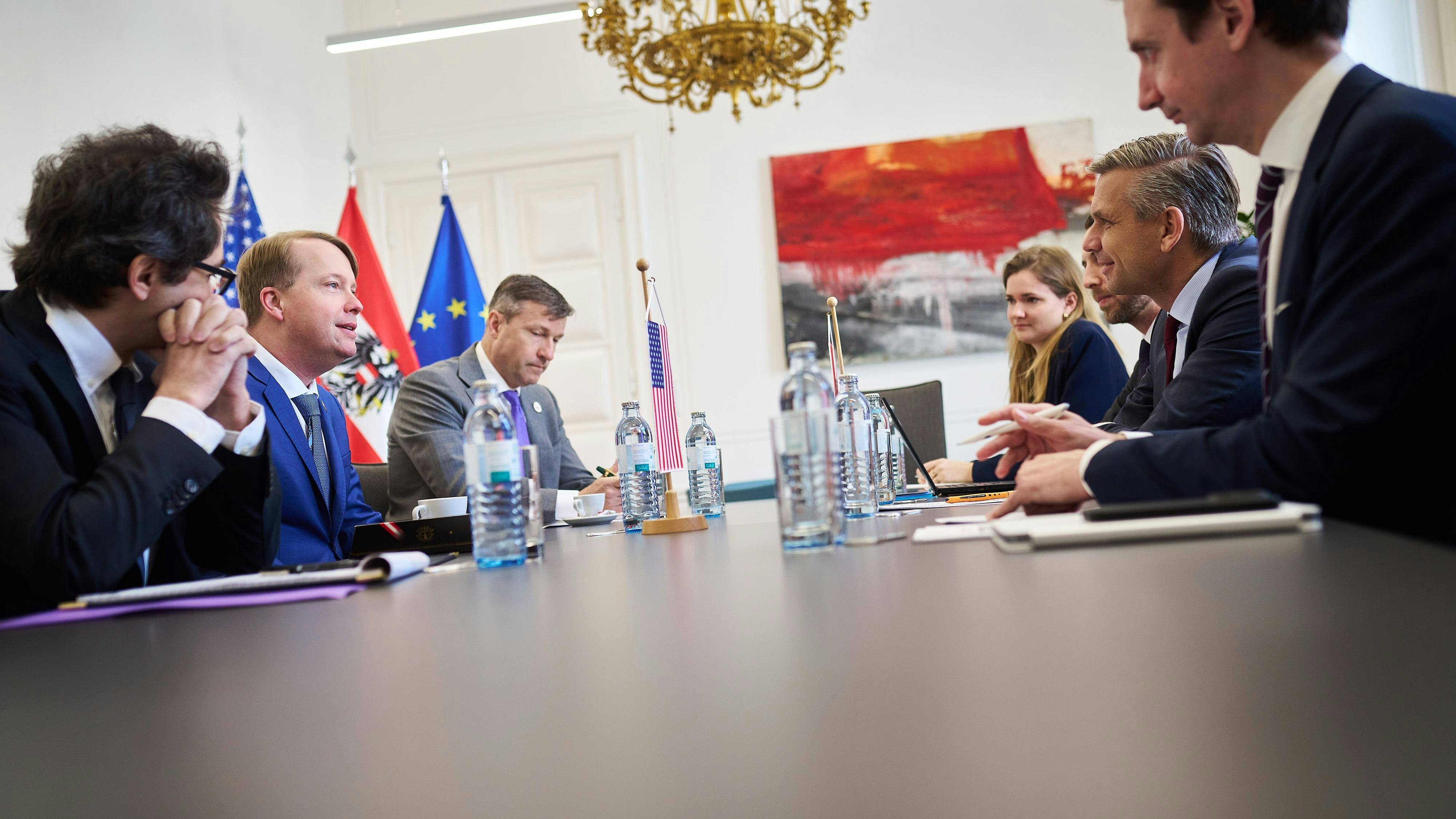 Wirtschaftsminister Wolfgang Hattmannsdorfer (ÖVP) hat den US-Botschafter Arthur Graham Fisher zu seinem Antrittsbesuch empfangen.