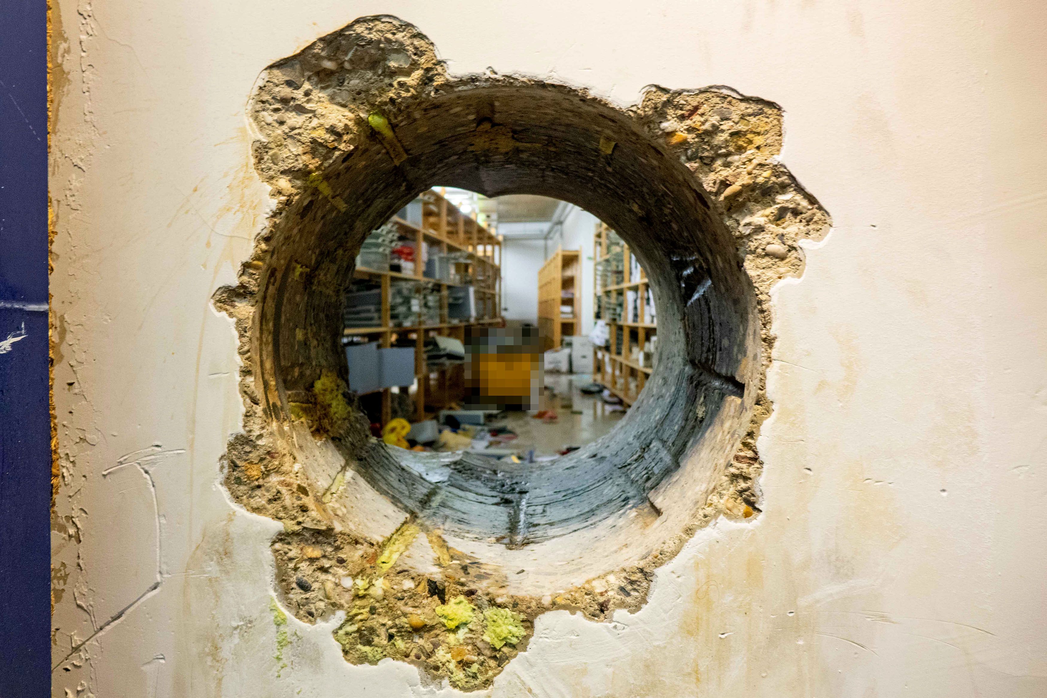 Das Loch, durch das die Täter in den Tresorraum eindrangen – von diesem Tresorraum aus gesehen