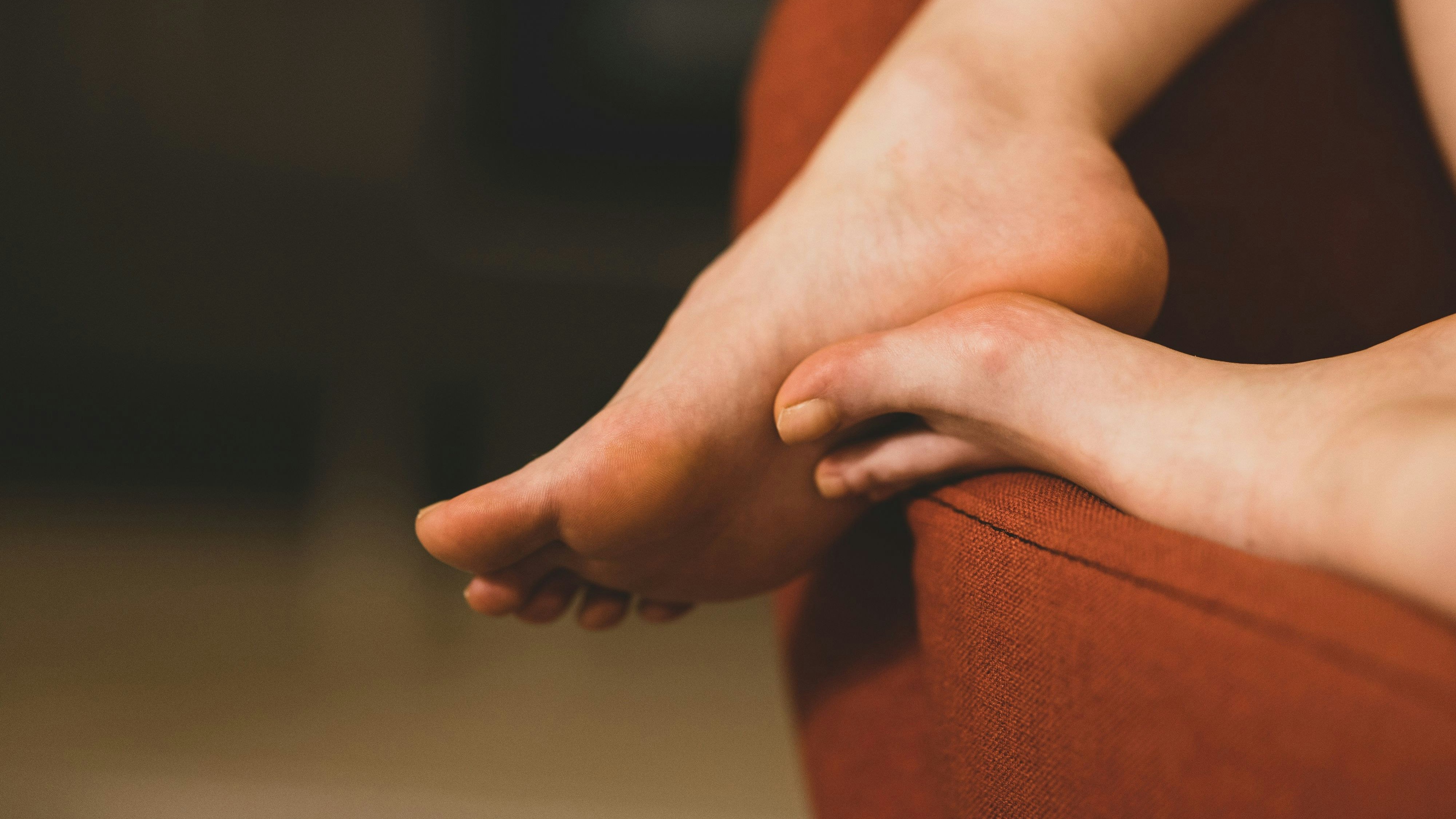 Barfuß auf der Couch...