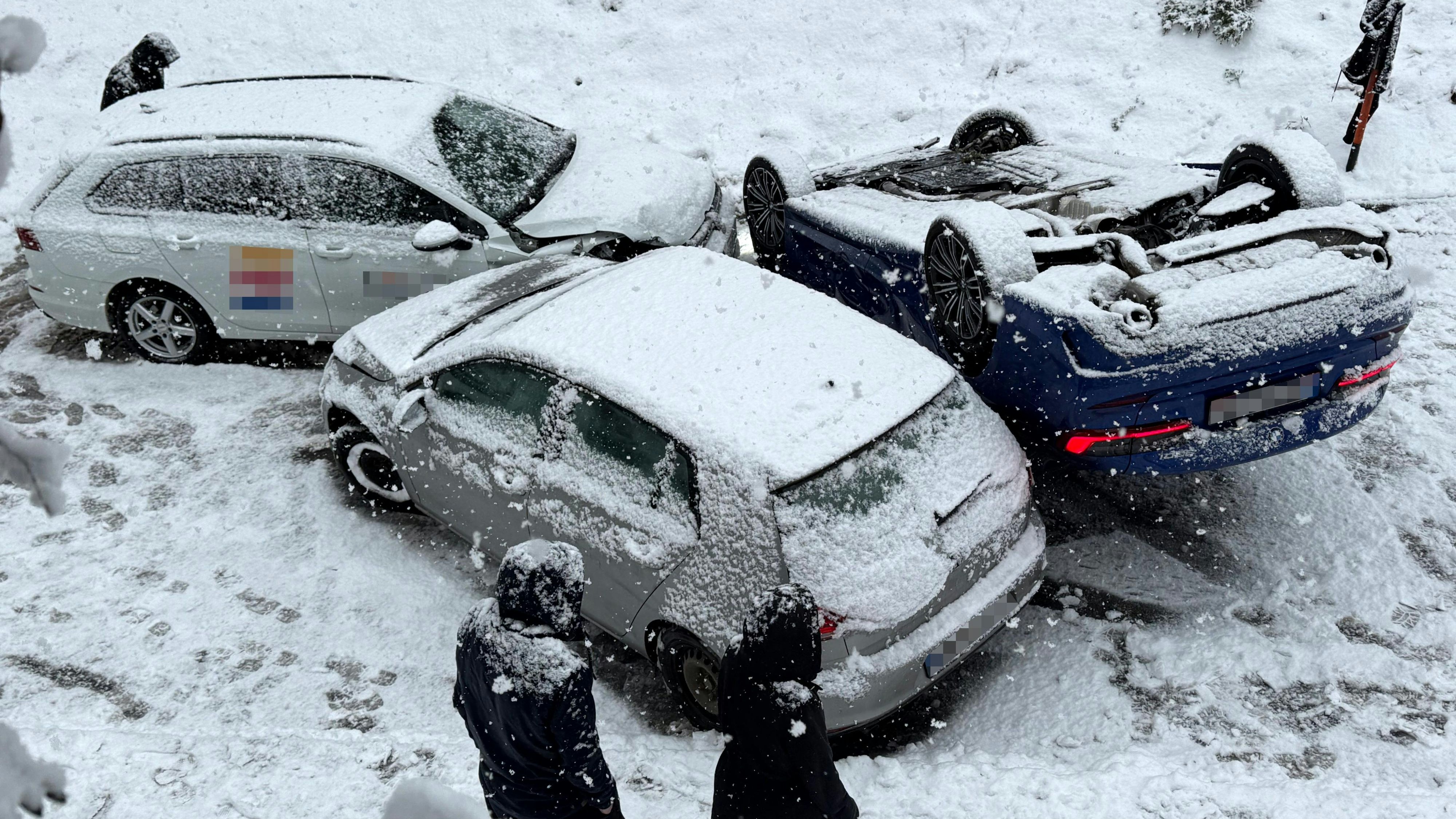 Heute.at - Crash-Serie auf glatter Straße – Mehrere Verletzte