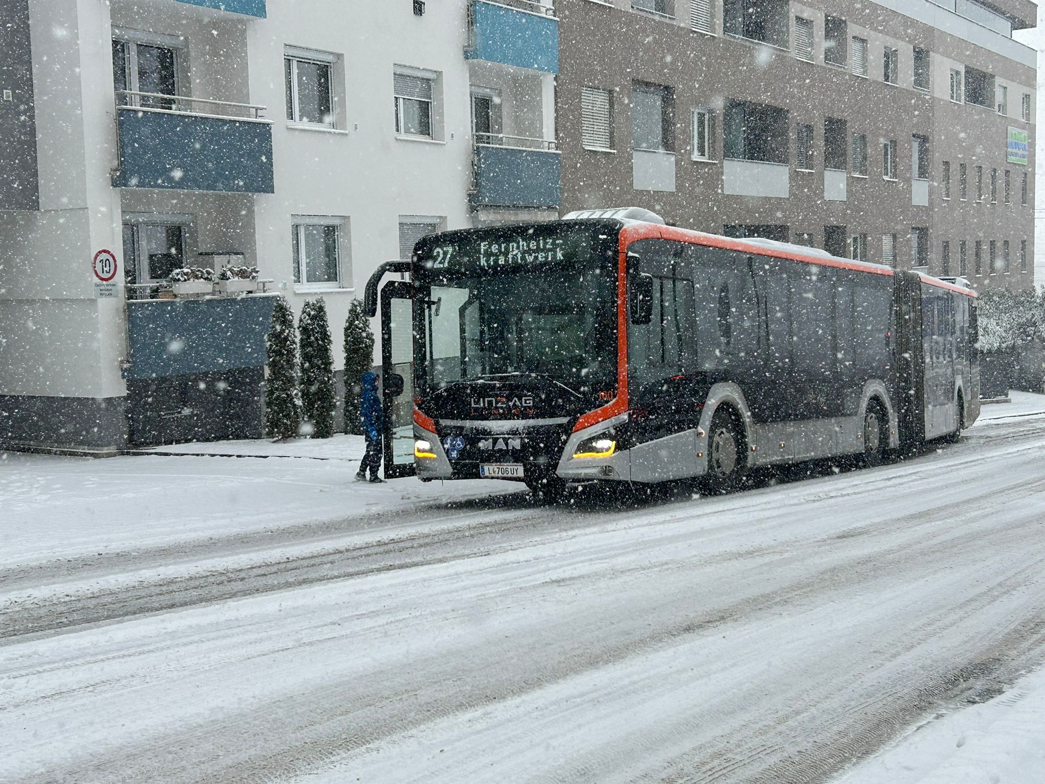 Heute.at - Schnee, Glätte – totales Winter-Chaos auf den Straßen