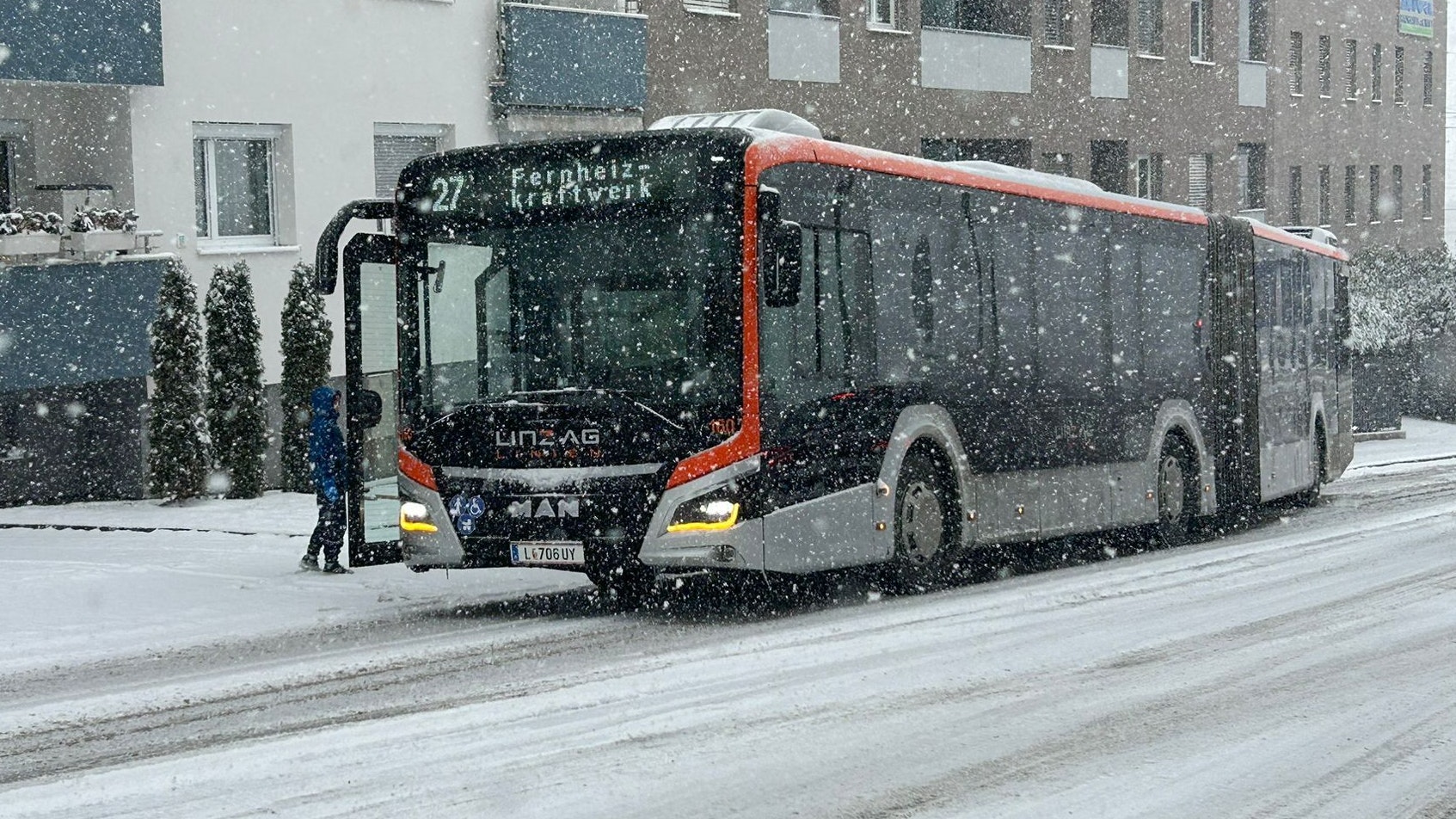 Heute.at - Schnee, Glätte – totales Winter-Chaos auf den Straßen