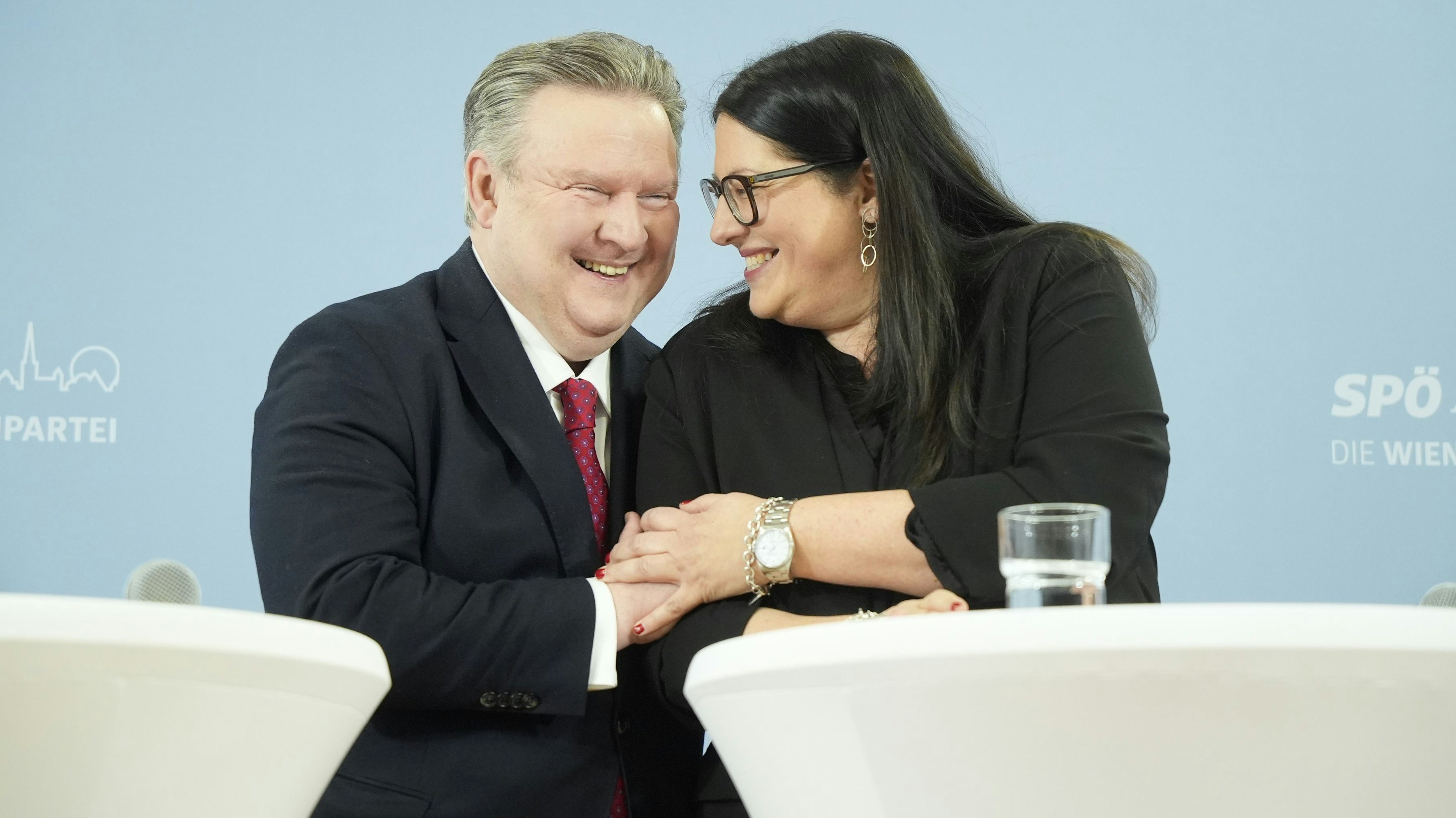 Heute.at - Würdige Wegbereiterin – Ludwig streut Gaál Rosen