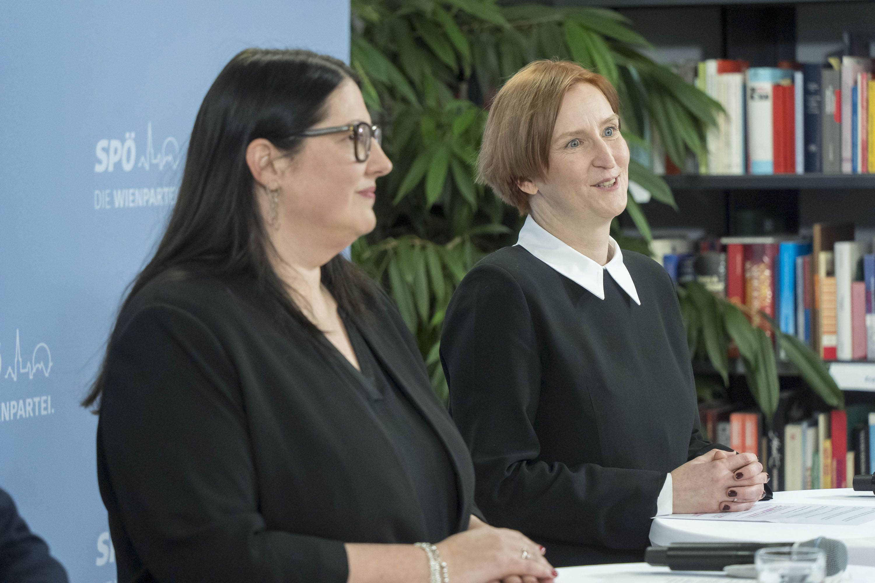 Stadträtin Kathrin Gaál (l.) übergibt das Zepter an Elke Hanel-Torsch.