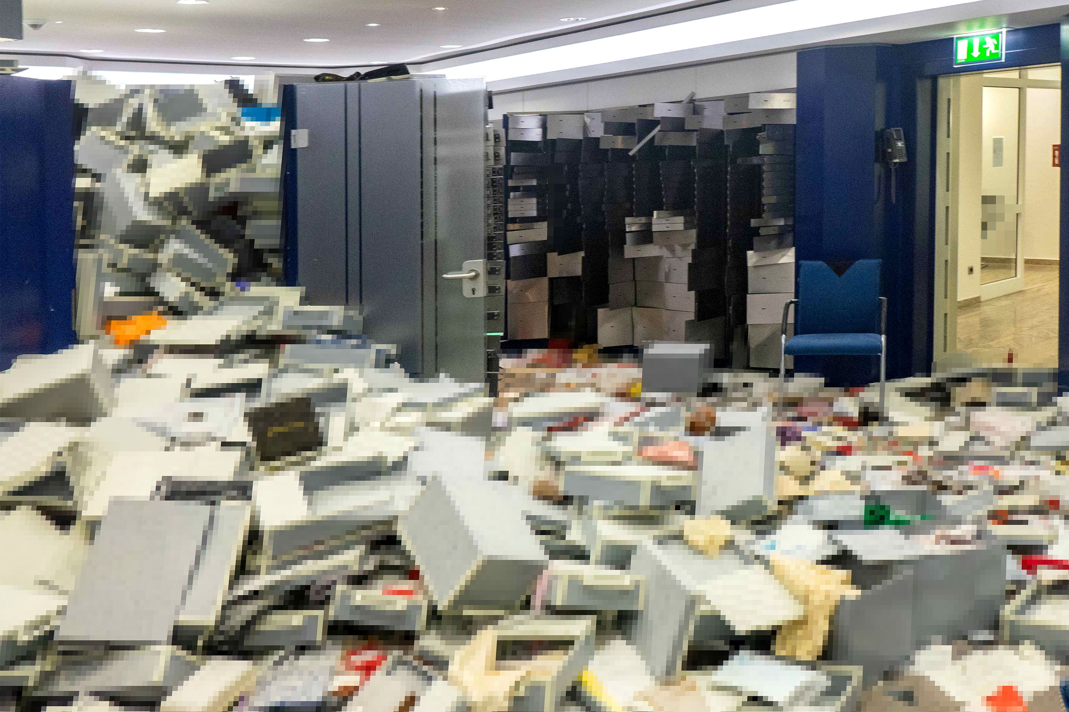 Der Tresorraum am 29. Dezember 2025: Die Ermittler mussten insgesamt mehr als 100.000 Objekte sichten. Das Bild ist teilweise verpixelt, um nicht gegen den Datenschutz zu verstoßen