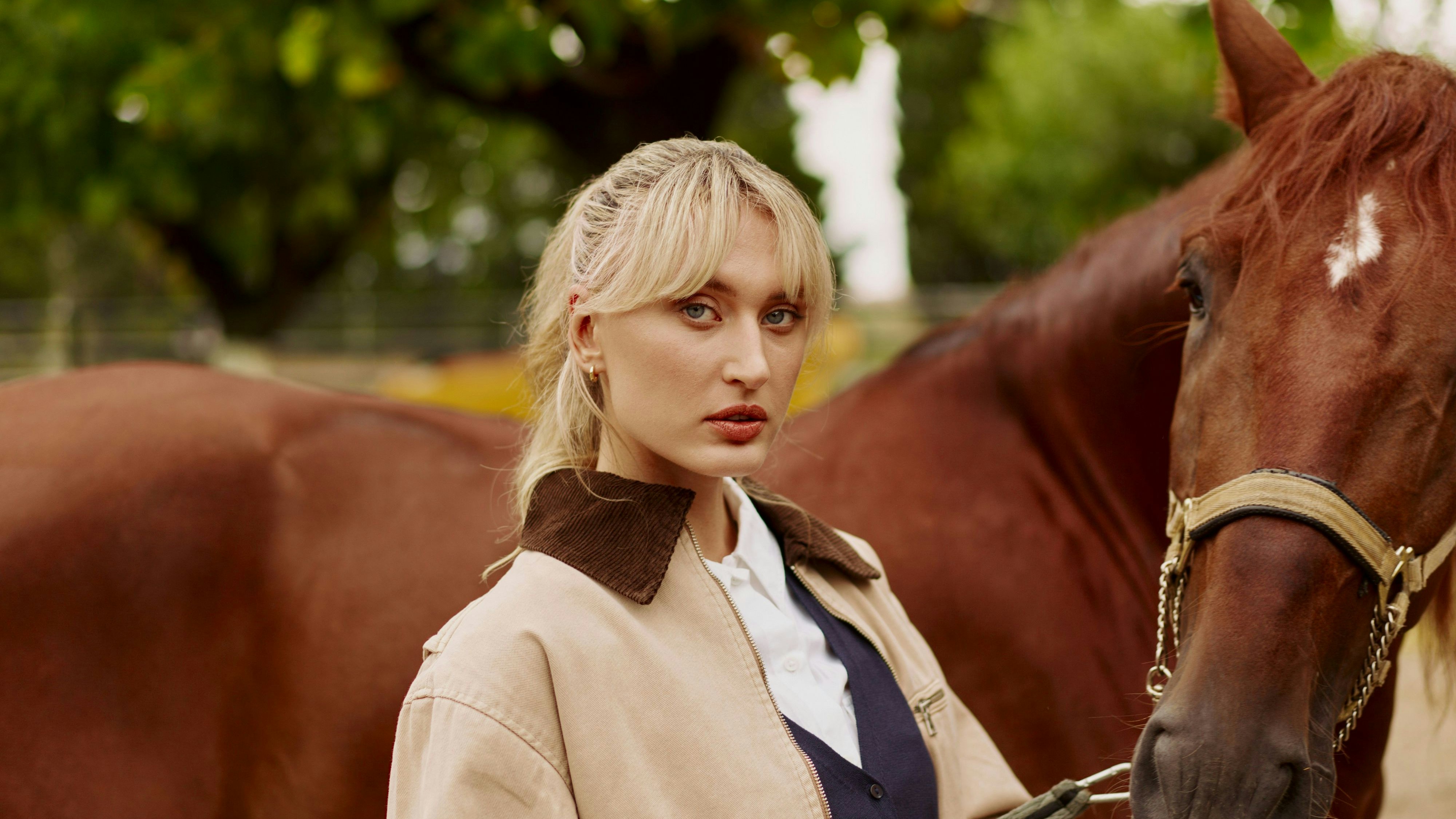 No Logo, please! Barbor-Jacken sind derzeit wieder im Trend und sehen aus, als wäre man damit gerade von seinem englischen Landsitz gekommen. Damit ist der "Old Money"-Style auch im Mainstream angekommen. 