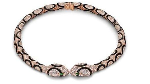 High-Jewelry-Serpenti-Halskette aus 18 kt Roségold mit Onyx-Elementen, 4 Buff-Top-Smaragden (0,37 ct) und pavégefassten Diamanten (24,73 ct).