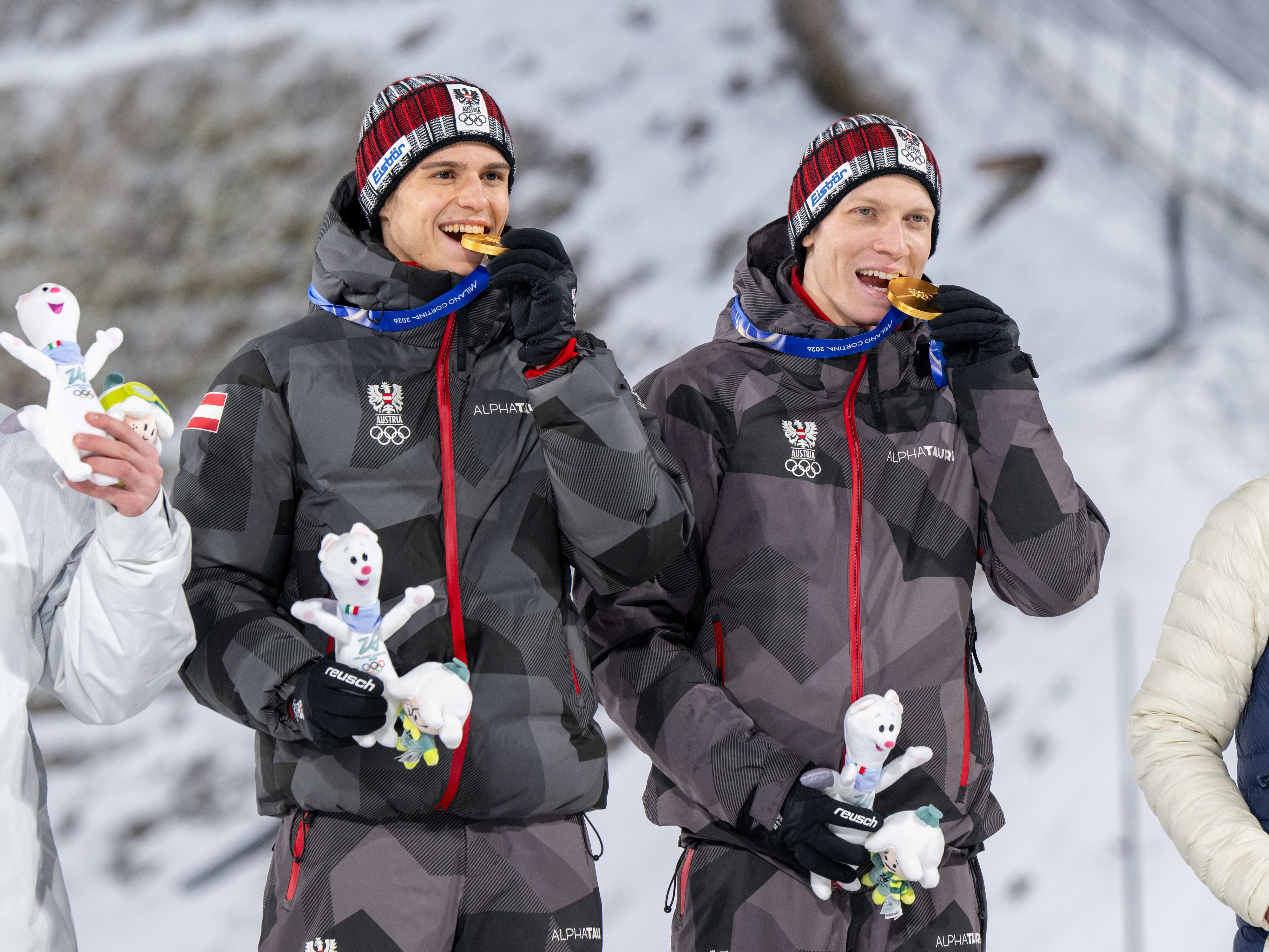 Stephan Embacher (l.) und Jan Hörl machen den Bisstest.