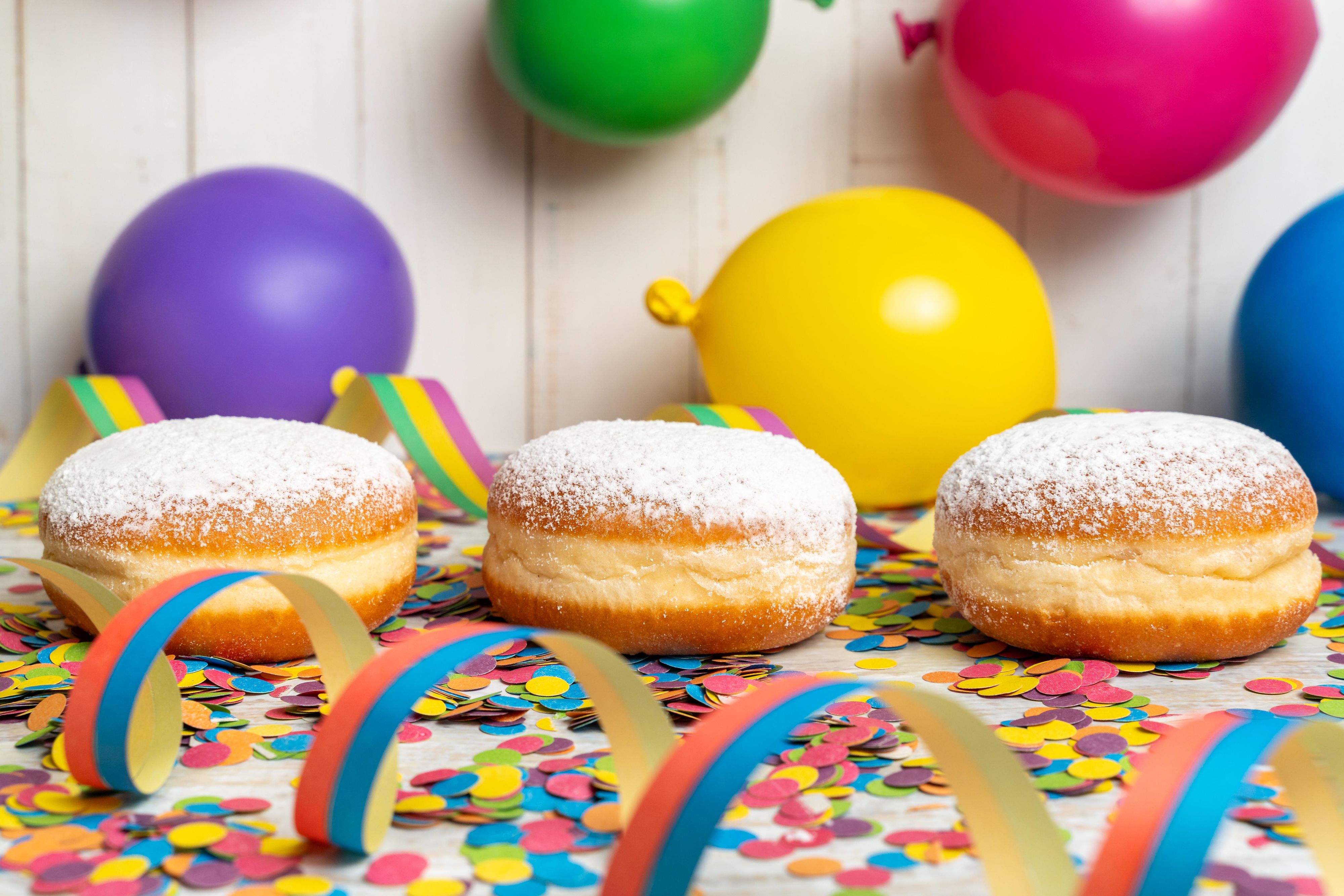 Klassisch gefüllt mit Marillenmarmelade und bestäubt mit Staubzucker gehört der Krapfen zum Februar wie Kostüme und Konfetti.