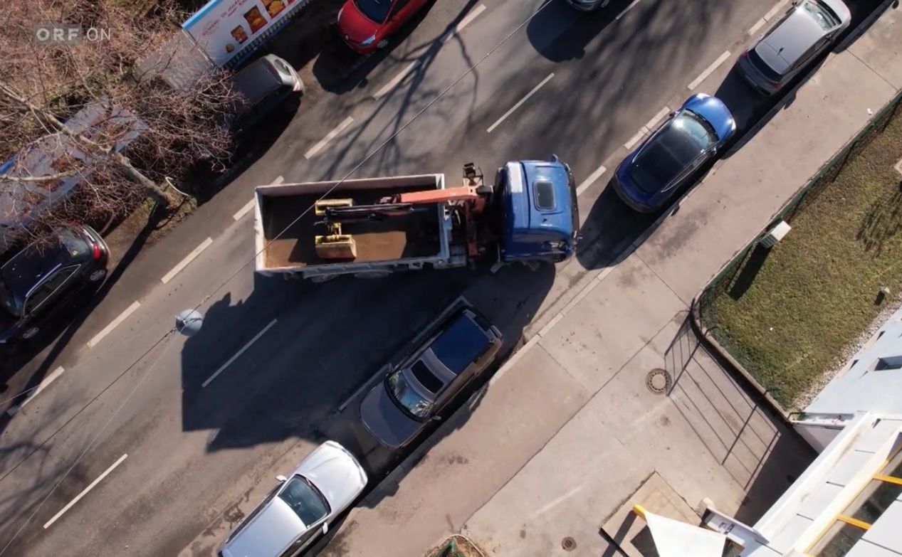 Nach 50 Jahren verschwand die Ladefläche der Wiener Firma plötzlich. LKW-Fahrer der Firma müssen jetzt Milimeterarbeit leisten.