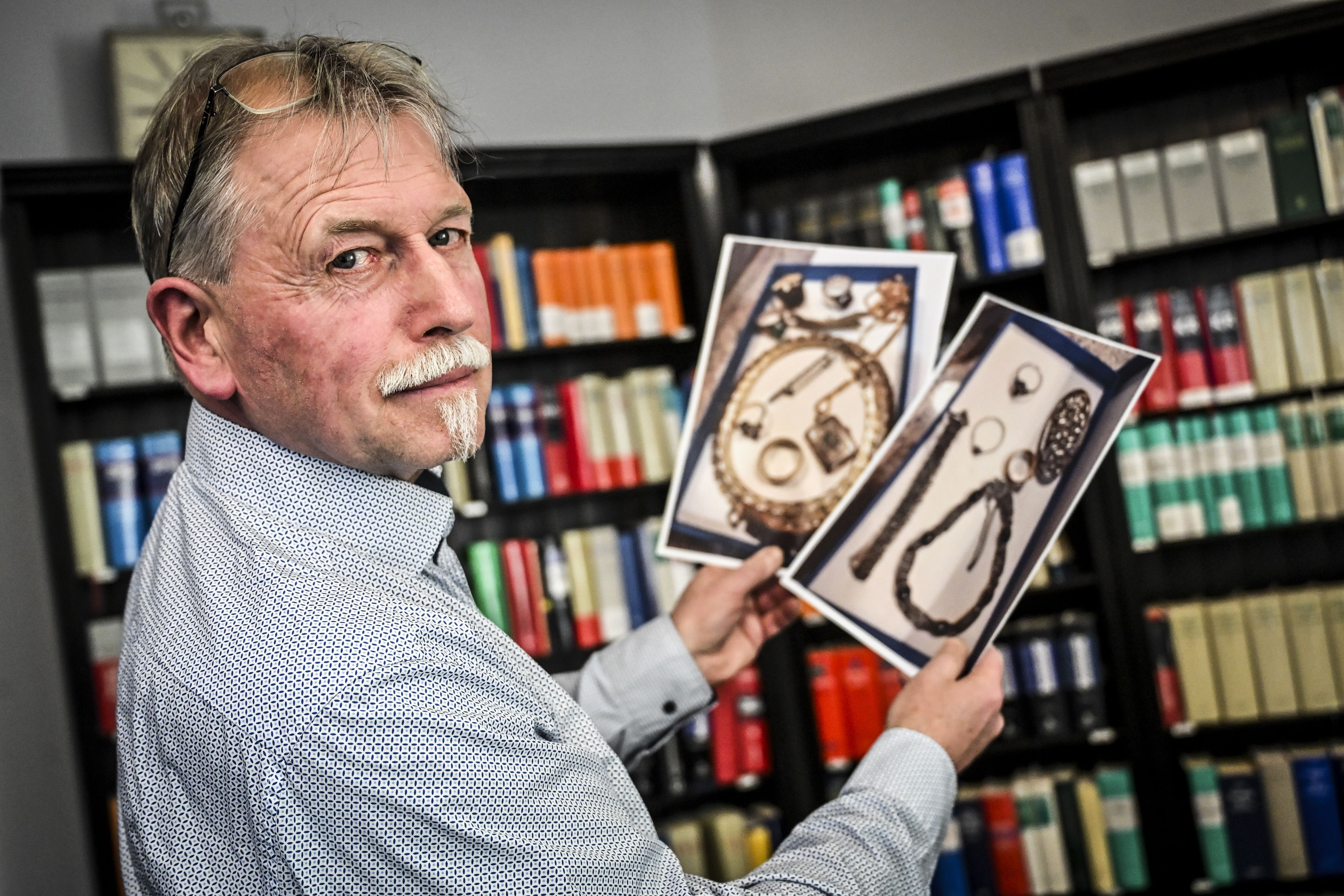 Joachim Alfred Wagner zeigt Bilder vom Familienschmuck her, den er im Schließfach gelagert hatte